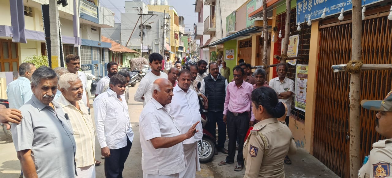 ದೇವಸ್ಥಾನಕ್ಕೆ ಬೀಗ ಹಾಕಿದ್ದ ಸಂದರ್ಭದಲ್ಲಿ ಪಿಎಸ್ಐ ವರ್ಷ ಭೇಟಿ ನೀಡಿ ಎರಡು ಬಣ್ಣದವರಿಗೂ ಸಹ ಬುದ್ಧಿವಾದ ಹೇಳಿದರು