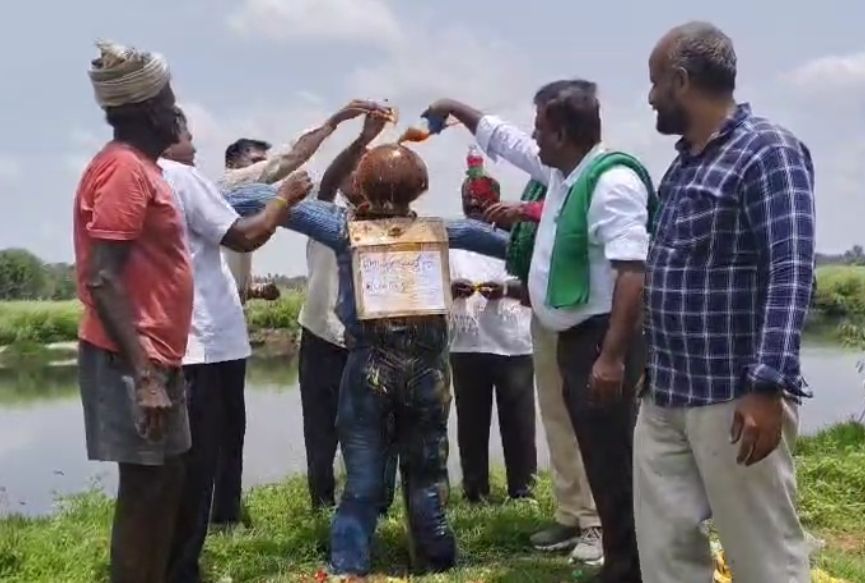 ದೊಡ್ಡಬಳ್ಳಾಪುರ ತಾಲ್ಲೂಕಿನ ಮಹಜಾರಹೊಸಹಳ್ಳಿ ಕೆರೆಗೆ ಕೊಳಚೆ ನೀರು ಹರಿಯುವುದನ್ನು ತಡೆಯುವಲ್ಲಿ ವಿಫಲವಾದ ಮಾಲಿನ್ಯ ನಿಯಂತ್ರಣ ಮಂಡಲಿಗೆ ರೈತರಿಂದ ಕೊಳಚೆ ನೀರಿನ ಅಭಿಷೇಕ ಮಾಡಲಾಗಿತ್ತು