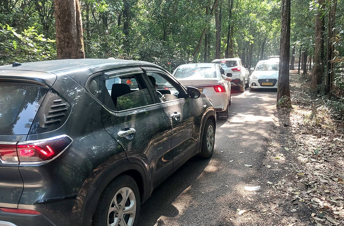 ಪ್ರವಾಸಿಗರ ಹೈರಾಣಾಗಿಸಿದ ಕಿರಿದಾದ ರಸ್ತೆ