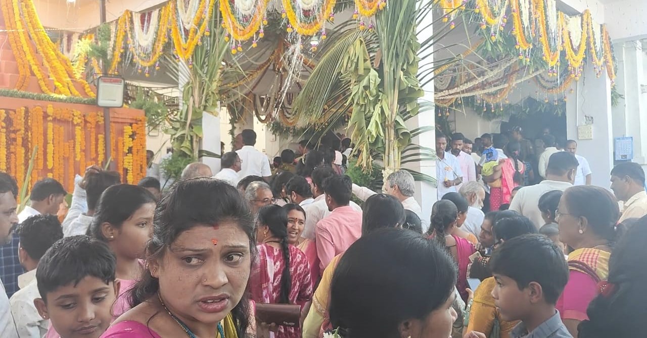 ದರ್ಶನಕ್ಕಾಗಿ ವಿವಿಧೆಡೆಯಿಂದ ಹರಿದುಬಂದ ಸಾವಿರಾರು ಭಕ್ತರು