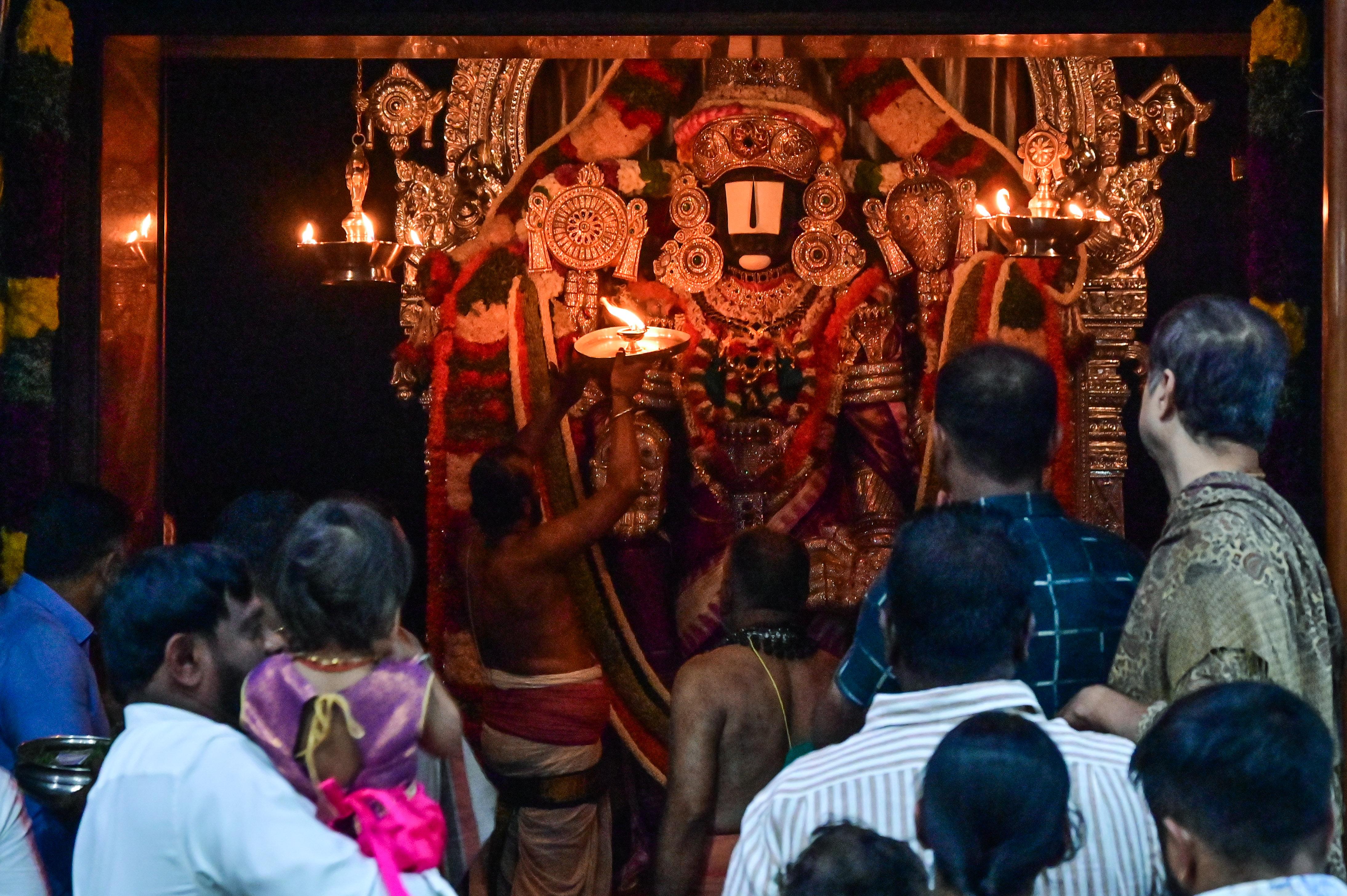 ಜೆ.ಪಿ.ನಗರದ ತಿರುಮಲಗಿರಿ ಲಕ್ಷ್ಮಿ ವೆಂಕಟೇಶ್ವರಸ್ವಾಮಿ ದೇವಸ್ಥಾನದಲ್ಲಿ ಭಕ್ತರು ದೇವರಿಗೆ ವಿಶೇಷ ಪೂಜೆ ನೆರವೇರಿಸಿದರು
ಪ್ರಜಾವಾಣಿ ಚಿತ್ರ: ಪ್ರಶಾಂತ್ ಎಚ್.ಜಿ.