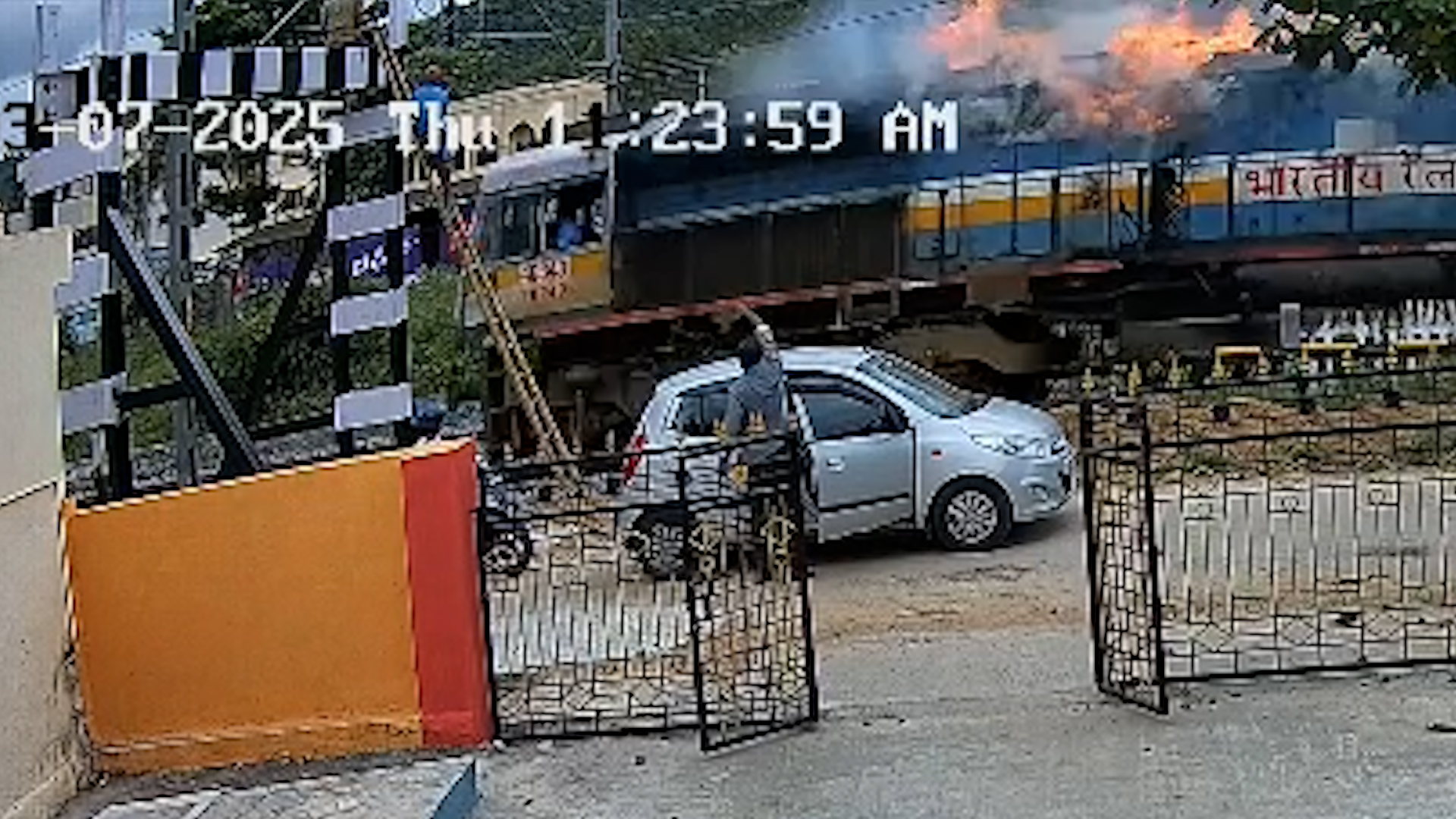 ಚನ್ನಪಟ್ಟಣ ತಾಲ್ಲೂಕಿನ ವಂದಾರಗುಪ್ಪೆ ಗೇಟ್‌ ಬಳಿ ಮೈಸೂರು- ಉದಯಪುರ ನಡುವೆ ಸಂಚರಿಸುತ್ತಿದ್ದ ಹಮ್‌ಸಫರ್ ಎಕ್ಸ್‌ಪ್ರೆಸ್‌ ರೈಲಿನ ಎಂಜಿನ್‌ನಲ್ಲಿ ಬೆಂಕಿ‌ ಕಾಣಿಸಿಕೊಂಡಿದ್ದ ದೃಶ್ಯ