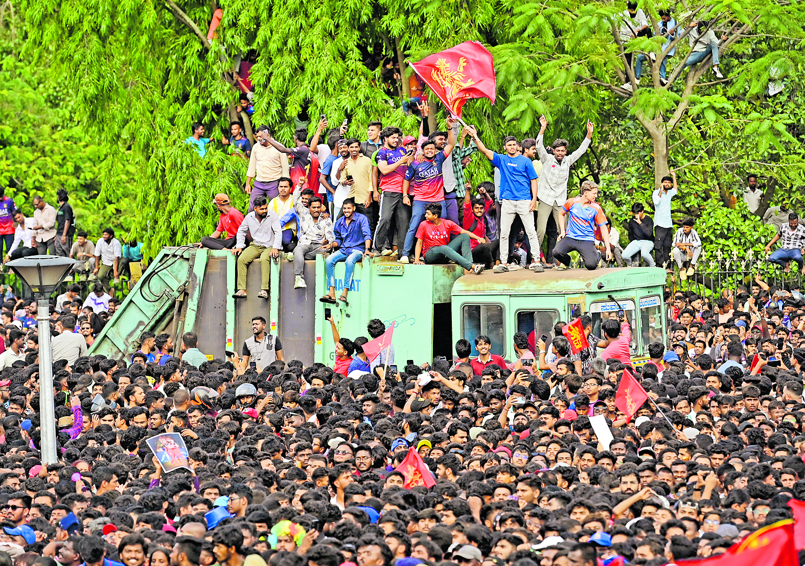 ಆರ್‌ಸಿಬಿ ಗೆಲುವಿನ ಸಂಭ್ರಮಾಚರಣೆಯಲ್ಲಿ ಭಾರಿ ಸಂಖ್ಯೆಯಲ್ಲಿ ಸೇರಿದ್ದ ಜನರು ಪ್ರಜಾವಾಣಿ ಚಿತ್ರ: ರಂಜು ಪಿ.