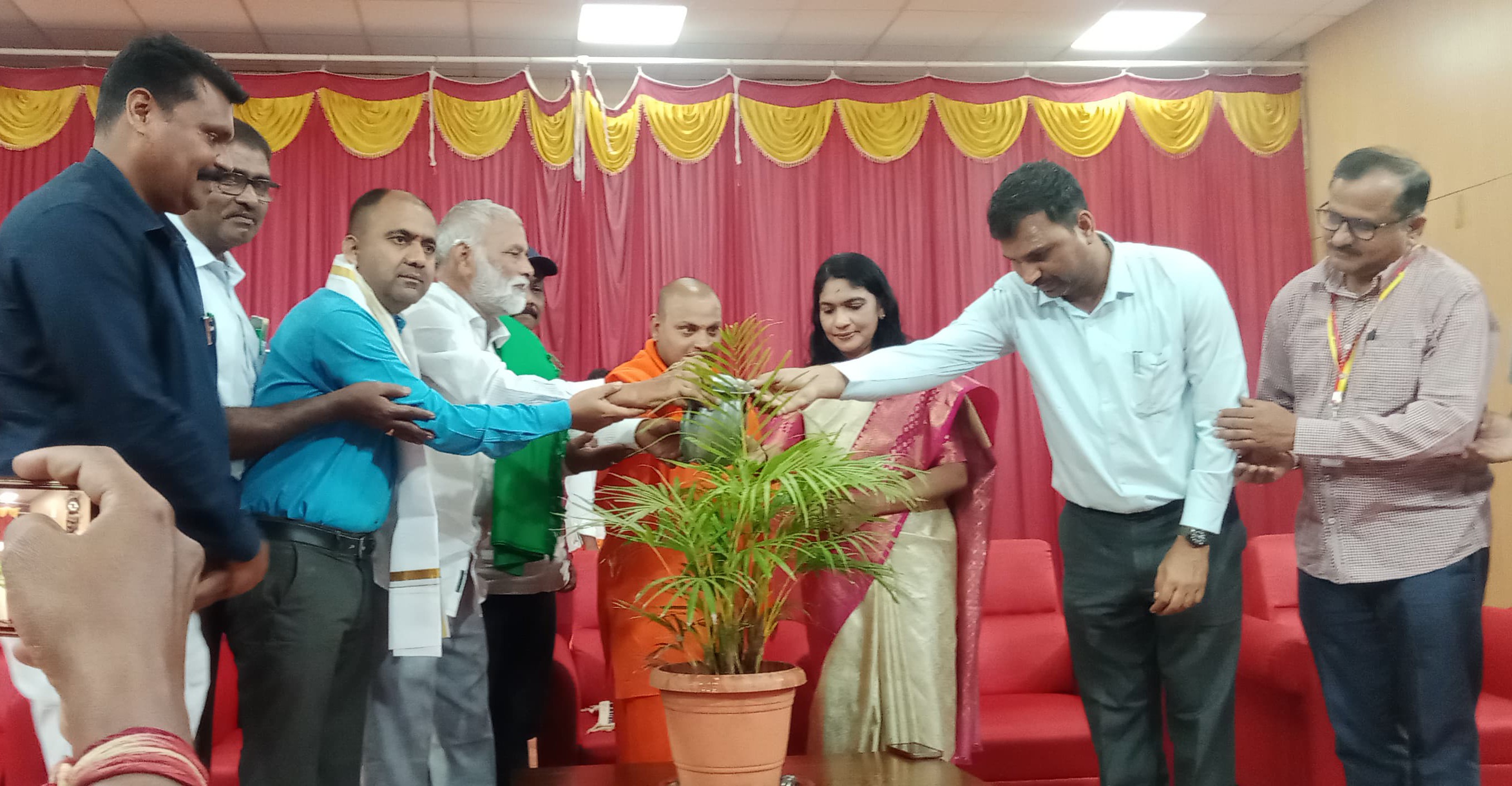 ಹಳೇಬೀಡು ಸಮೀಪದ ಪುಷ್ಪಗಿರಿಯ ಸಭಾಂಗಣದಲ್ಲಿ ಮಂಗಳವಾರ ನಡೆದ ನೈಸರ್ಗಿಕ ಕೃಷಿ ಕಾರ್ಯಾಗಾರದ ಪೂರ್ವಭಾವಿ ಸಭೆಯನ್ನು ಜಿಲ್ಲಾಧಿಕಾರಿ ಕೆ.ಎಸ್.ಲತಾಕುಮಾರಿ ಹಾಗೂ ಸೋಮಶೇಖರ ಶಿವಾಚಾರ್ಯ ಸ್ವಾಮೀಜಿ ಅವರೊಂದಿಗೆ ರೈತರು ಉದ್ಘಾಟಿಸಿದರು