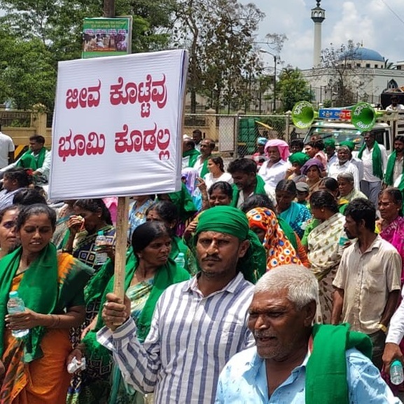 ಬಿಡದಿ ಸಮಗ್ರ ಉಪನಗರ ಯೋಜನೆ ವಿರೋಧಿಸಿ ಇತ್ತೀಚೆಗೆ ರಾಮನಗರದಲ್ಲಿ ನಡೆದಿದ್ದ ಪಾದಯಾತ್ರೆಯಲ್ಲಿ ಪಾಲ್ಗೊಂಡಿದ್ದ ರೈತರು