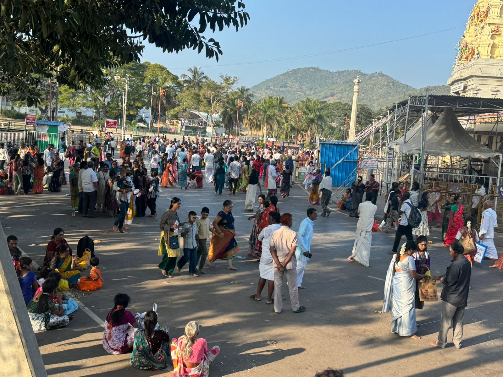 ಹನೂರು ತಾಲ್ಲೂಕಿನ ಮಲೆ ಮಹದೇಶ್ವರ ದೇಗುಲಕ್ಕೆ ಬಂದಿದ್ದ ಭಕ್ತರು