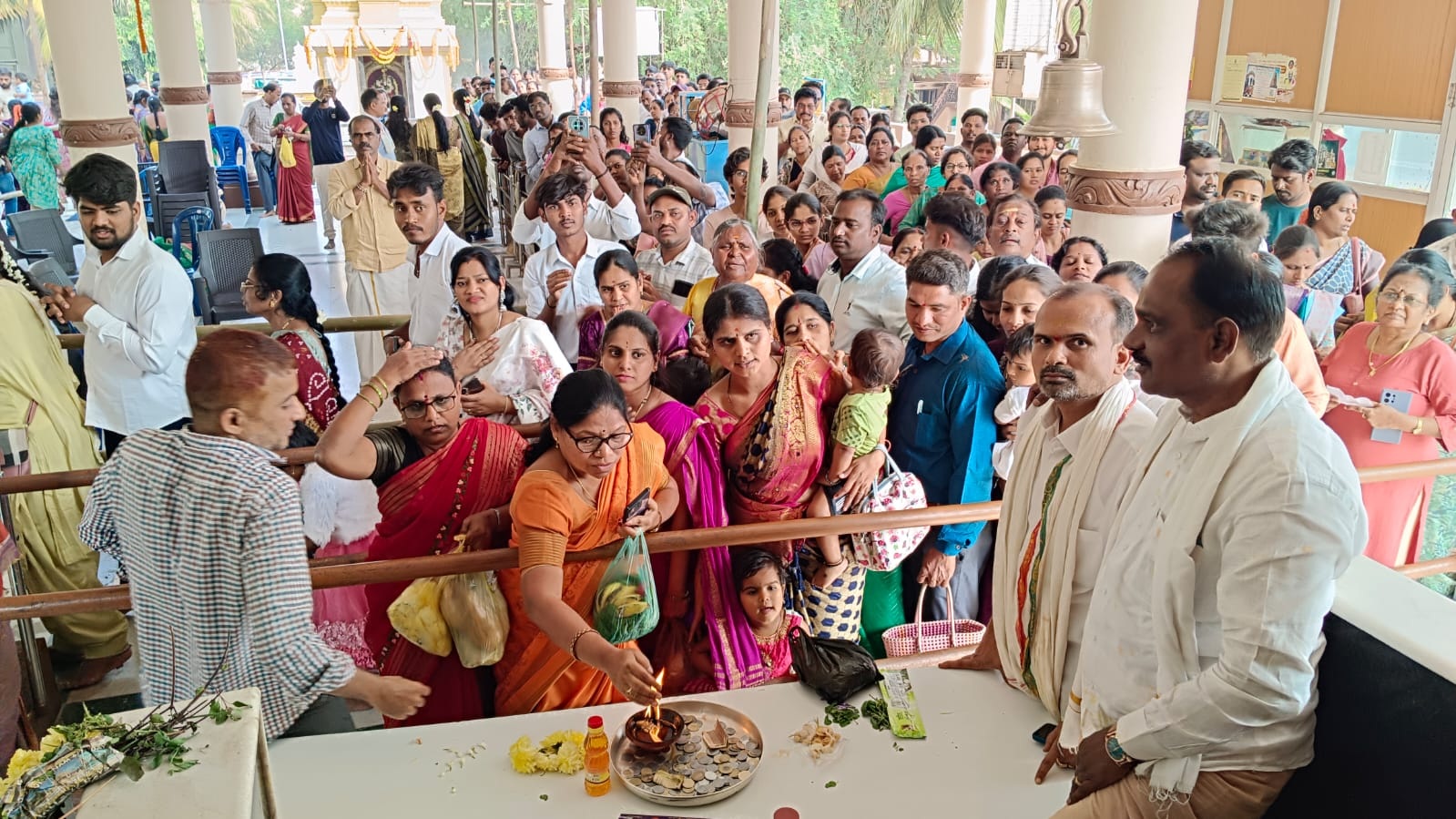 ಹೊಸಪೇಟೆಯ ಅಮರಾವತಿಯ ವೆಂಕಟೇಶ್ವರ ಸ್ವಾಮಿ ದರ್ಶನಕ್ಕೆ ದೊಡ್ಡ ಸಂಖ್ಯೆಯಲ್ಲಿ ಭಕ್ತರು ಸೇರಿದ್ದರು –ಪ್ರಜಾವಾಣಿ ಚಿತ್ರ/ ಲವ ಕೆ.
