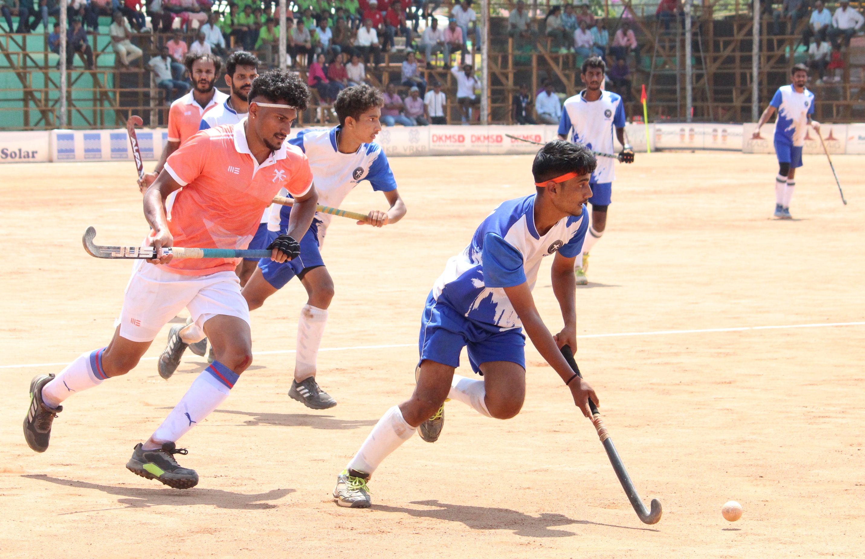 ಮಡಿಕೇರಿಯಲ್ಲಿ ನಡೆಯುತ್ತಿರುವ ಕೊಡವ ಕೌಟುಂಬಿಕ ಹಾಕಿ ಟೂರ್ನಿ ಮುದ್ದಂಡ ಕಪ್‌ನಲ್ಲಿ ನೆಲ್ಲಮಕ್ಕಡ ಮತ್ತು ಕೋಳೇರ ತಂಡದ ಆಟಗಾರರು ಚೆಂಡಿಗಾಗಿ ತೀವ್ರ ಸೆಣಸಾಟ ನಡೆಸಿದರು
