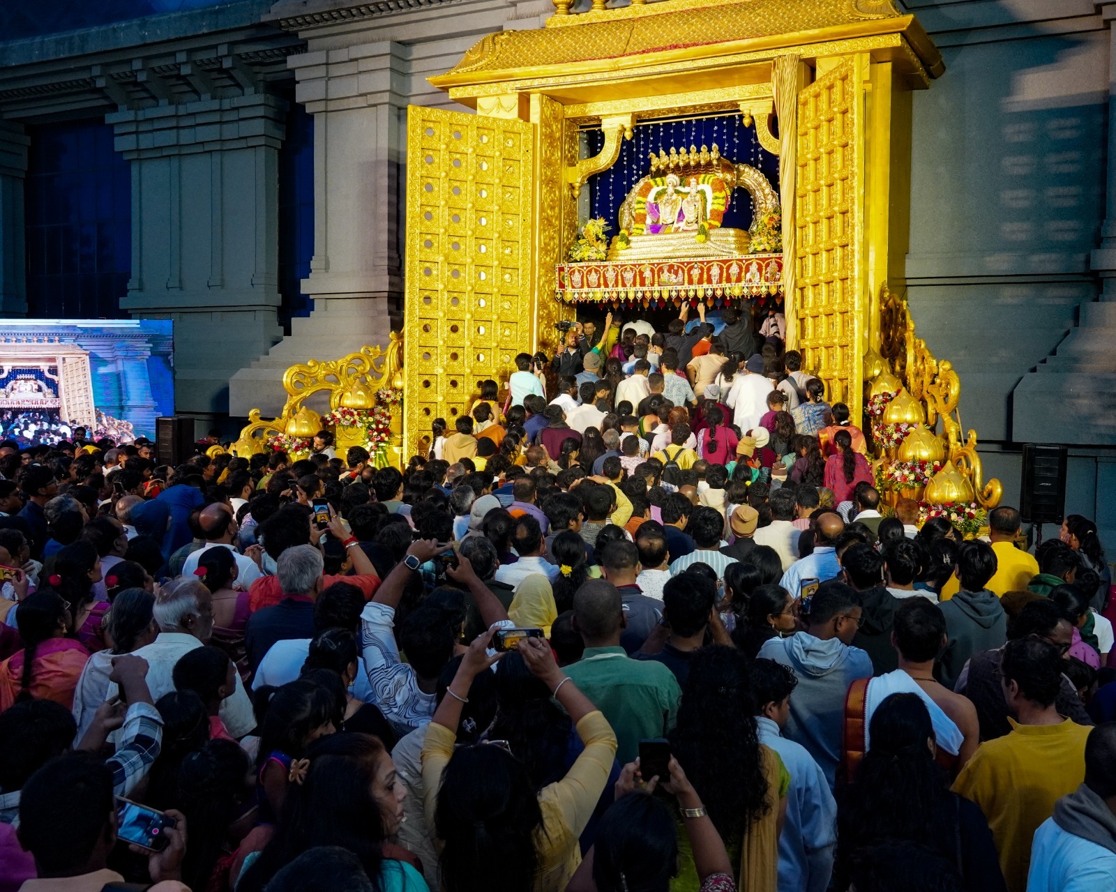  ಇಸ್ಕಾನ್ ದೇವಸ್ಥಾನದಲ್ಲಿ ಭಕ್ತಾದಿಗಳು ವೈಕುಂಠ ದ್ವಾರದ ದರ್ಶನ ಪಡೆದರು