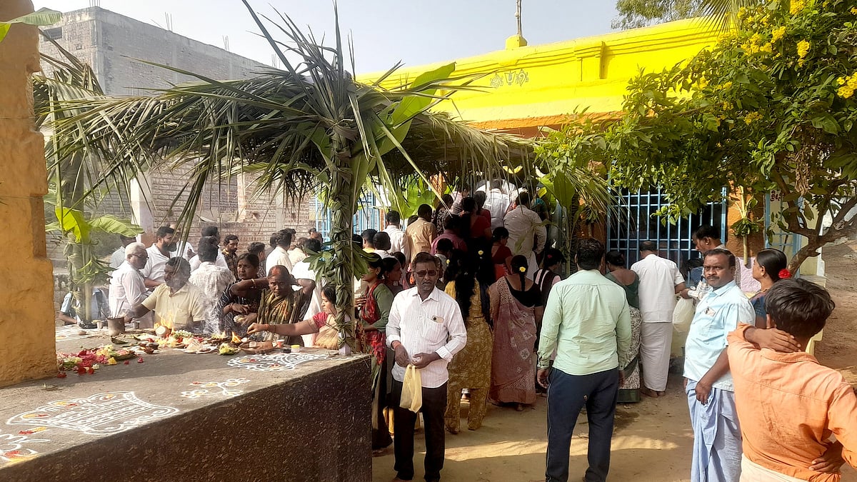 ಕಾರಟಗಿ | ಸರದಿಯಲ್ಲಿ ದರ್ಶನ ಪಡೆದ ಭಕ್ತಗಣ