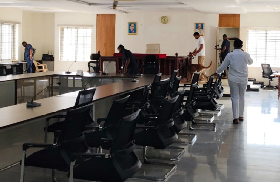 ಬಾಂಬ್‌ ಬೆದರಿಕೆ ಸಂದೇಶ ಬಂದಿದ್ದರಿಂದ ಪೊಲೀಸರು ಶ್ವಾನದೊಂದಿಗೆ ಜಿಲ್ಲಾಧಿಕಾರಿ ಕಚೇರಿಯ ಕೋರ್ಟ್‌ ಹಾಲ್‌ ತಪಾಸಣೆ ನಡೆಸಿದರು