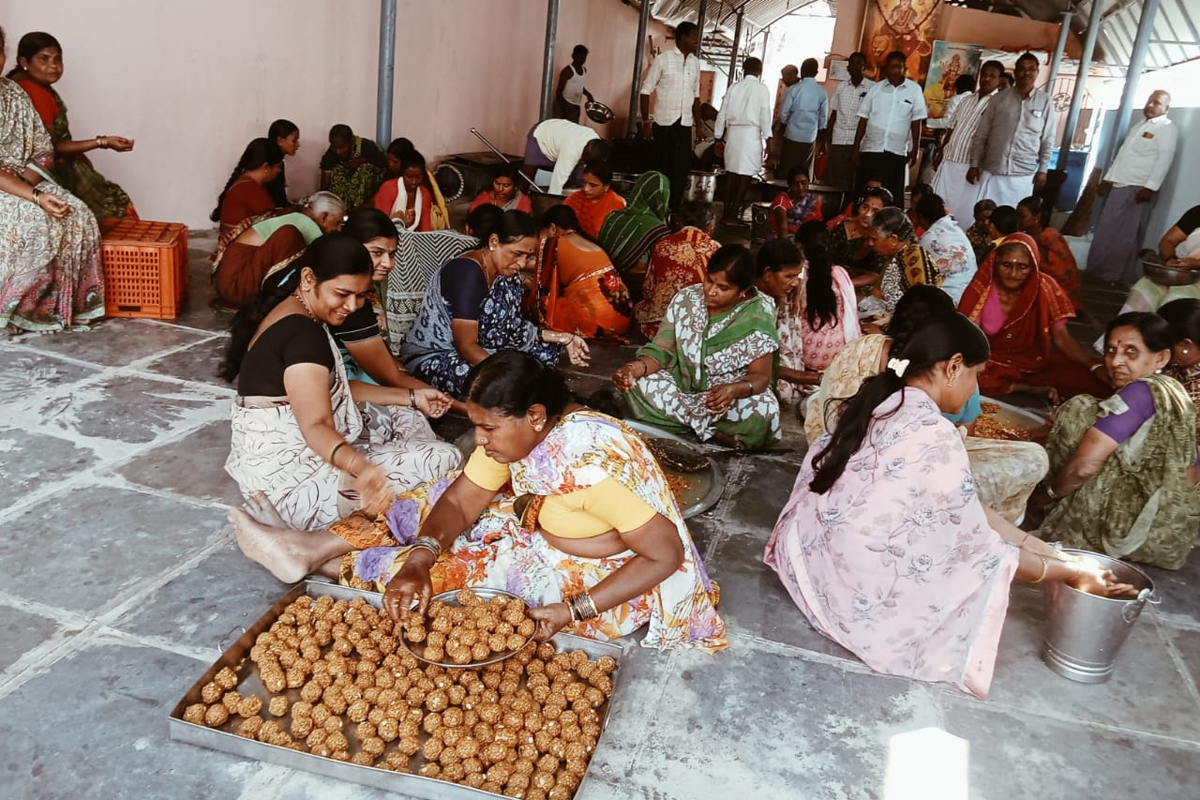 ಕವಿತಾಳ ಸಮೀಪದ ಬಾಗಲವಾಡದಲ್ಲಿ ಮಂಗಳವಾರ ಮಹಿಳೆಯರು ಲಡ್ಡು ತಯಾರಿಸಿದರು