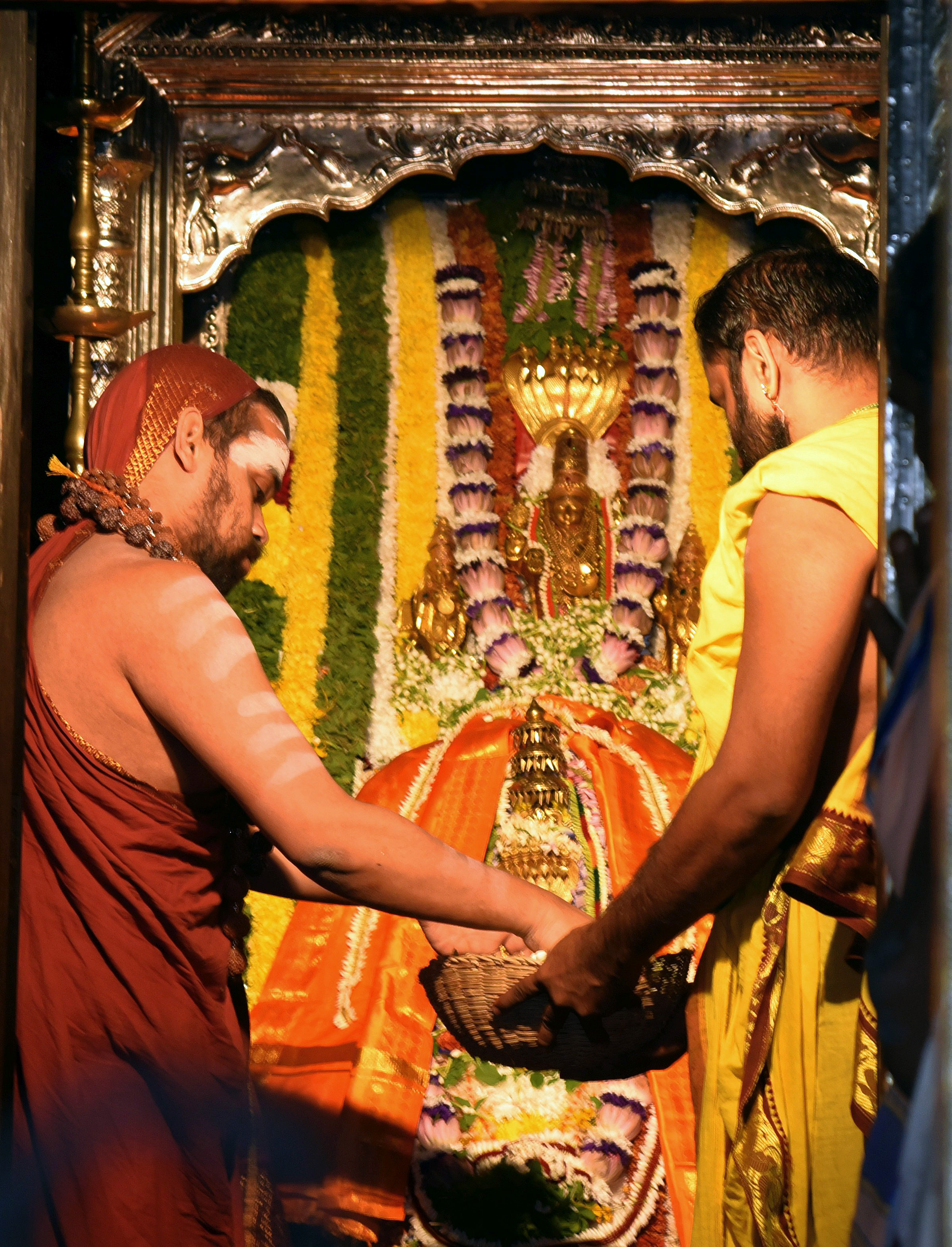 ವೈಕುಂಠ ಏಕಾದಶಿ ಪ್ರಯುಕ್ತ ಮಂಗಳೂರಿನ ಡೊಂಗರಕೇರಿ  ವೆಂಕಟರಮಣ ದೇವಸ್ಥಾನಕ್ಕೆ ಭೇಟಿ ನೀಡಿದ ಶೃಂಗೇರಿಯ ವಿಧುಶೇಖರ ಭಾರತಿ ಸ್ವಾಮೀಜಿ ದೇವರ ದರ್ಶನ ಪಡೆದರು ಪ್ರಜಾವಾಣಿ ಚಿತ್ರ