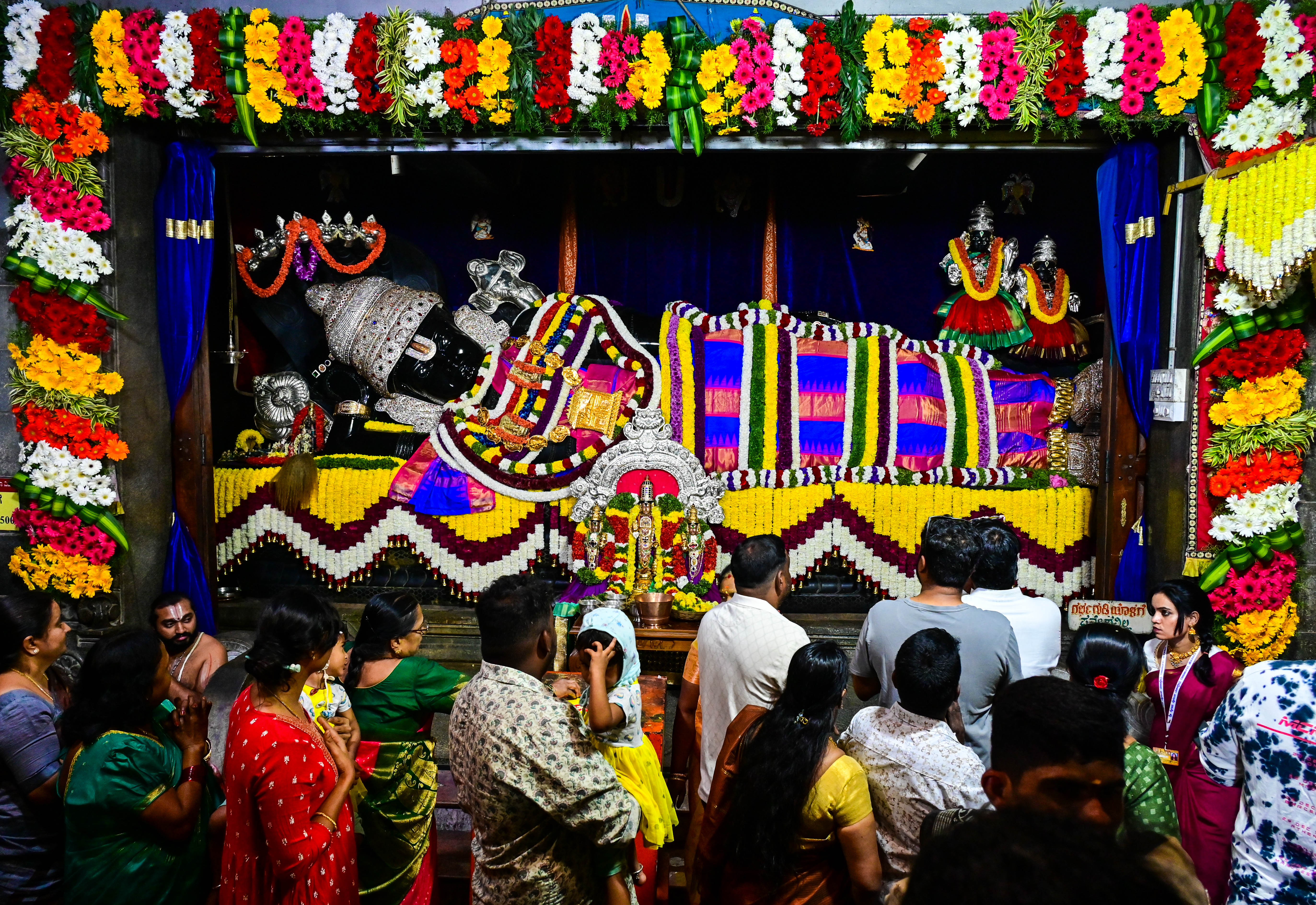 ರಾಜಾಜಿನಗರದ ಕೈಲಾಸ ವೈಕುಂಠ ಮಹಾಕ್ಷೇತ್ರದಲ್ಲಿ ಭಕ್ತಾದಿಗಳು ದೇವರ ದರ್ಶನ ಪಡೆದರು
ಪ್ರಜಾವಾಣಿ:ರಂಜು ಪಿ