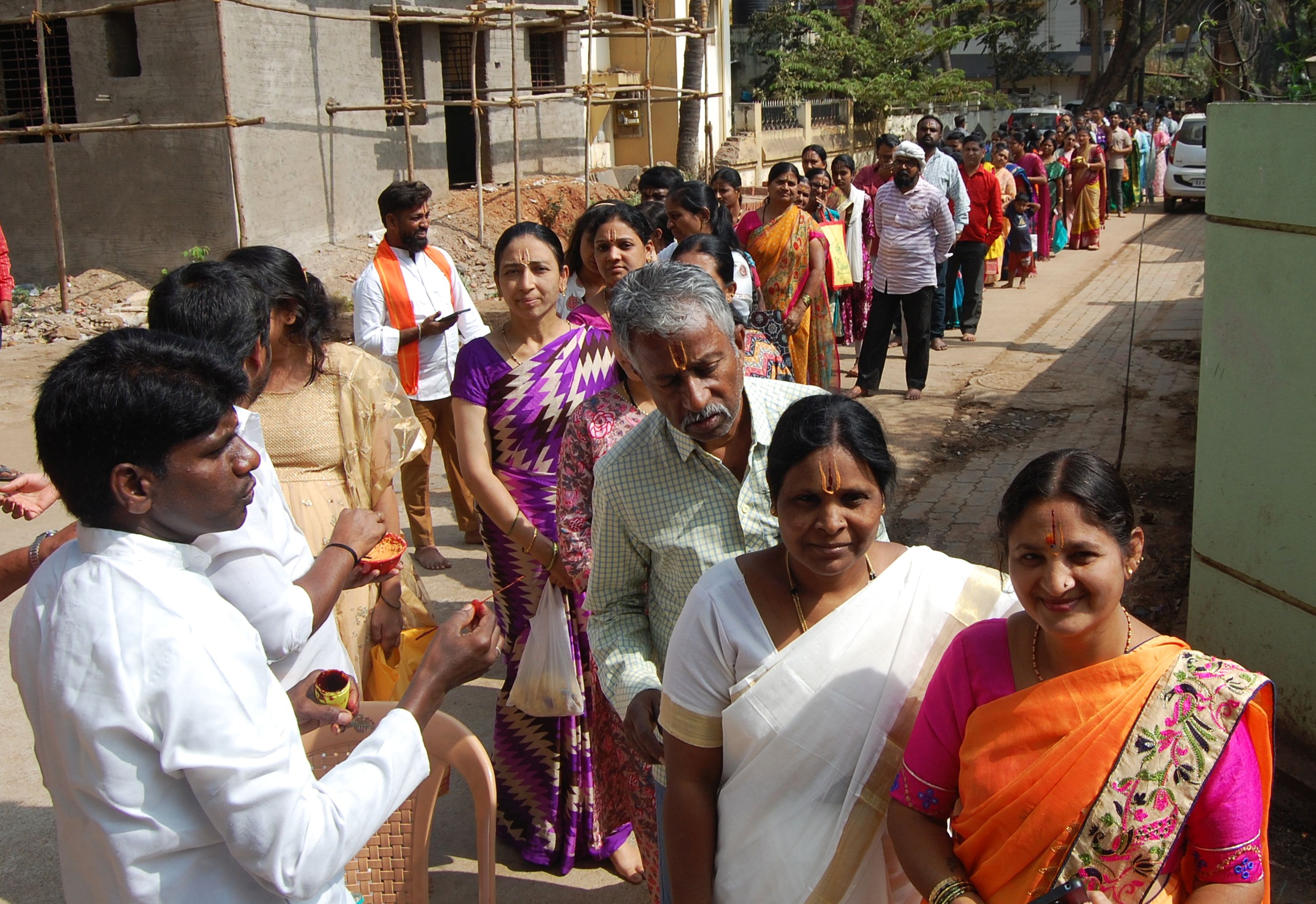ಹುಬ್ಬಳ್ಳಿಯ ಅರವಿಂದ ನಗರದಲ್ಲಿನ ವೆಂಕಟೇಶ್ವರ ದೇವಸ್ಥಾನದ ಎದುರು ಭಕ್ತರು ದೇವರ ದರ್ಶನ ಪಡೆಯಲು ಸರದಿ ಸಾಲಿನಲ್ಲಿ ನಿಂತಿದ್ದರು