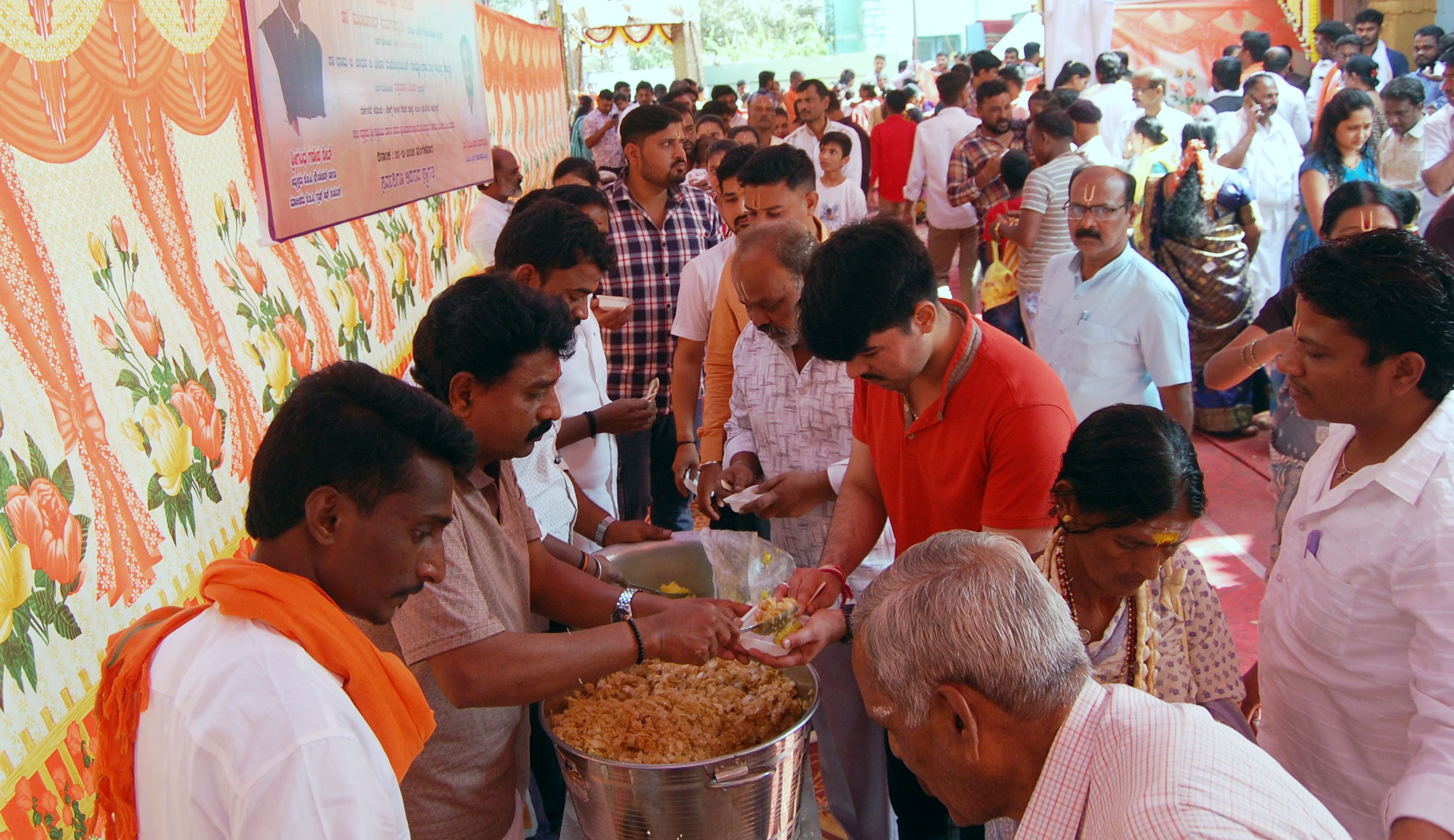ಹುಬ್ಬಳ್ಳಿಯ ಅರವಿಂದ ನಗರದಲ್ಲಿನ ವೆಂಕಟೇಶ್ವರ ದೇವಸ್ಥಾನದ ಎದುರು ಭಕ್ತರಿಗೆ ಪ್ರಸಾದ ವಿತರಿಸಲಾಯಿತು