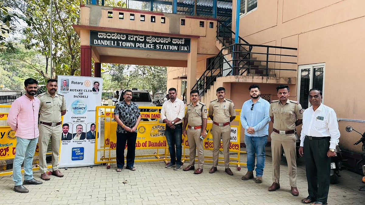ದಾಂಡೇಲಿ: ರೋಟರಿ ಕ್ಲಬ್‌ನಿಂದ ಬ್ಯಾರಿಕೇಡ್ ಕೊಡುಗೆ