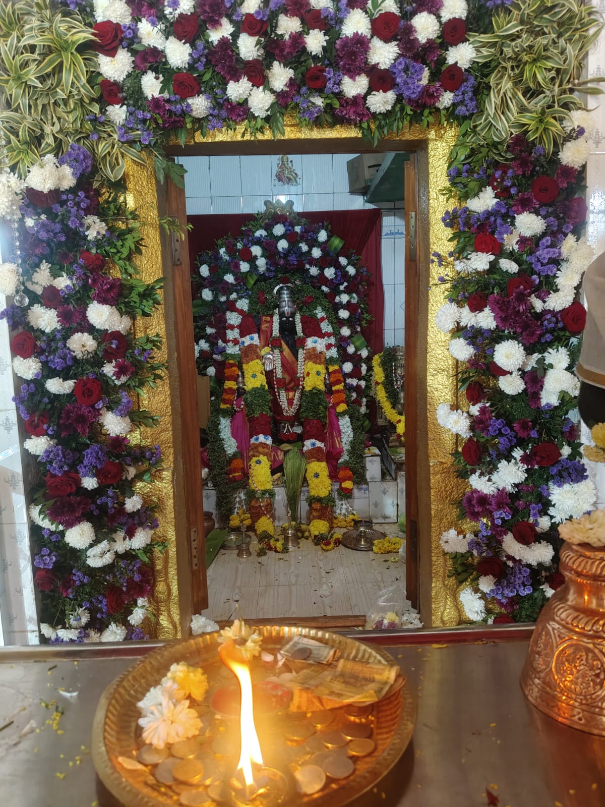 ಜಗಳೂರು  ಗೊಲ್ಲರಹಟ್ಟಿ ಗ್ರಾಮದಲ್ಲಿ ಮಂಗಳವಾರ ಮಹಿಳಾ ಭಕ್ತರು ಸರದಿಯಲ್ಲಿ ವೈಕುಂಠ ಏಕಾದಶಿ ಅಂಗವಾಗಿ ವೆಂಕಟೇಶ್ವರ ಸ್ವಾಮಿಯ ದರ್ಶನ ಪಡೆದರು