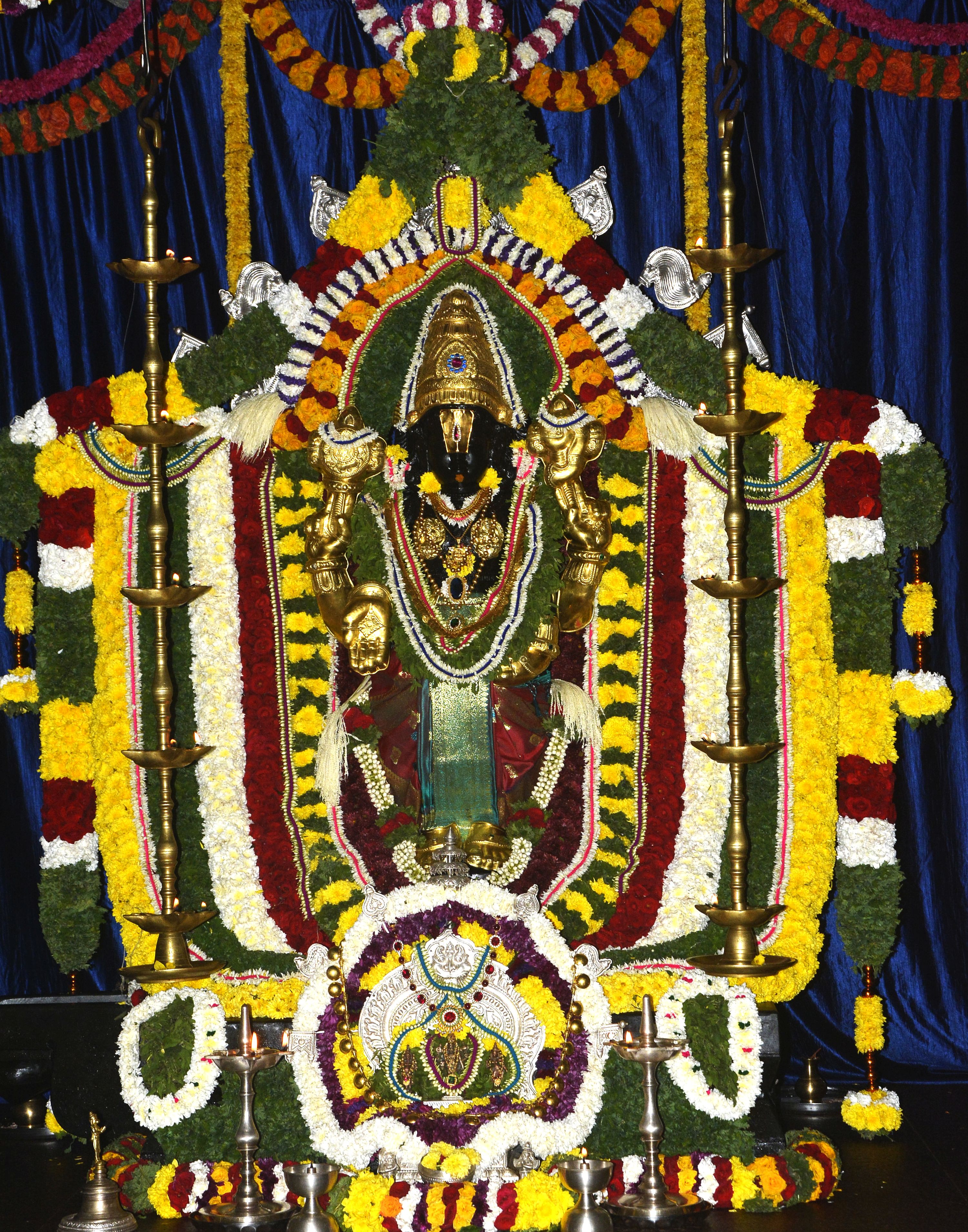 ಹುಬ್ಬಳ್ಳಿಯ ನೃಪತುಂಗ ಬೆಟ್ಟದ ಬಳಿಯ ವೆಂಕಟೇಶ್ವರ ದೇವಸ್ಥಾನದಲ್ಲಿ ದೇವರ ಮೂರ್ತಿಯನ್ನು ಹೂವುಗಳಿಂದ ಅಲಂಕಾರ ಮಾಡಲಾಗಿತ್ತು