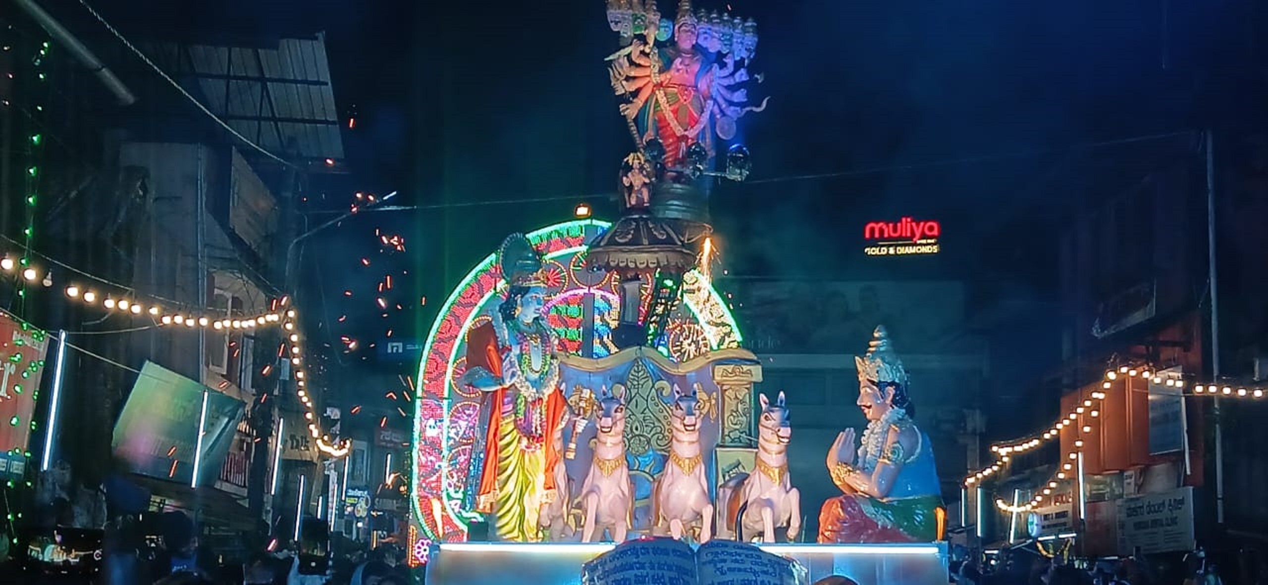 ಮಡಿಕೇರಿಯಲ್ಲಿ ಗುರುವಾರ ರಾತ್ರಿ ಆರಂಭವಾದ ‘ಬೆಳಕಿನ ದಸರೆ’ಯಲ್ಲಿ ಪೇಟೆ ಶ್ರೀರಾಮಮಂದಿರವು ‘ಕೃಷ್ಣನಿಂದ ಗೀತೋಪದೇಶ‘ ಕಥಾವಸ್ತುವನ್ನು ತನ್ನ ಮಂಟಪದಲ್ಲಿ ಪ್ರದರ್ಶಿಸಿತು ಪ್ರಜಾವಾಣಿ ಚಿತ್ರ/ರಂಗಸ್ವಾಮಿ