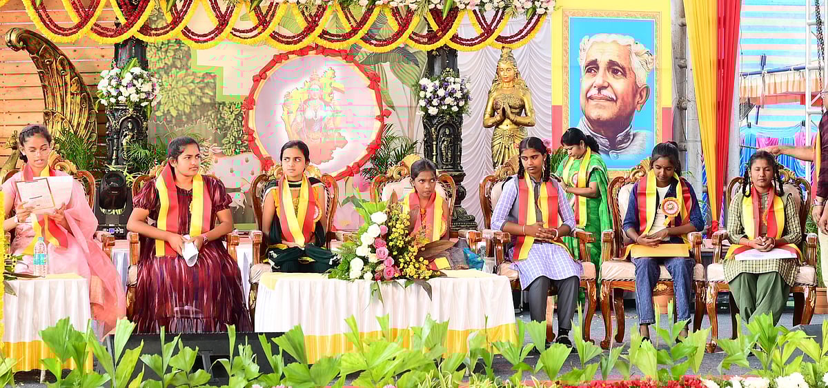 ತುಮಕೂರು: ಕನ್ನಡ ಡಿಂಡಿಮ ಬಾರಿಸಿದ ಮಕ್ಕಳು 