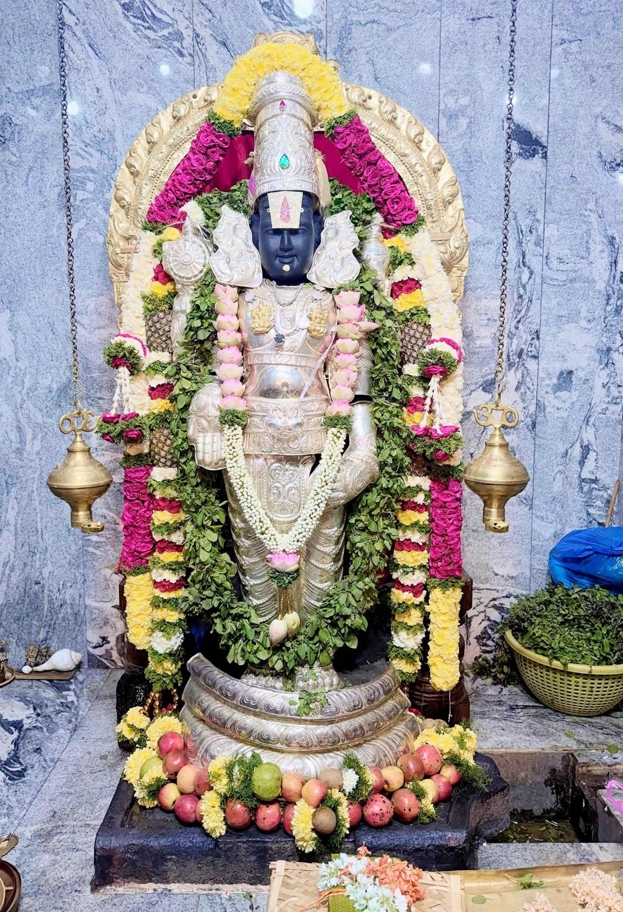 ರಾಣೆಬೆನ್ನೂರಿನ ವಾಗೀಶನಗರದ ವೆಂಕಟೇಶ್ವರ ದೇವಸ್ಥಾನದಲ್ಲಿ ವೈಕುಂಠ ಏಕಾದಶಿ ಅಂಗವಾಗಿ ವೆಂಕಟೇಶ್ವರ ಮೂರ್ತಿಗೆ ಬೆಳ್ಳಿಯ ಕವಚ ತೊಡಿಸಿ ವಿವಿಧ ಹೂ ತುಳಸಿ ಮತ್ತು ಹಣ್ಣಗಳ ಅಲಂಕಾರ ಮಾಡಿದ್ದಾರೆ.