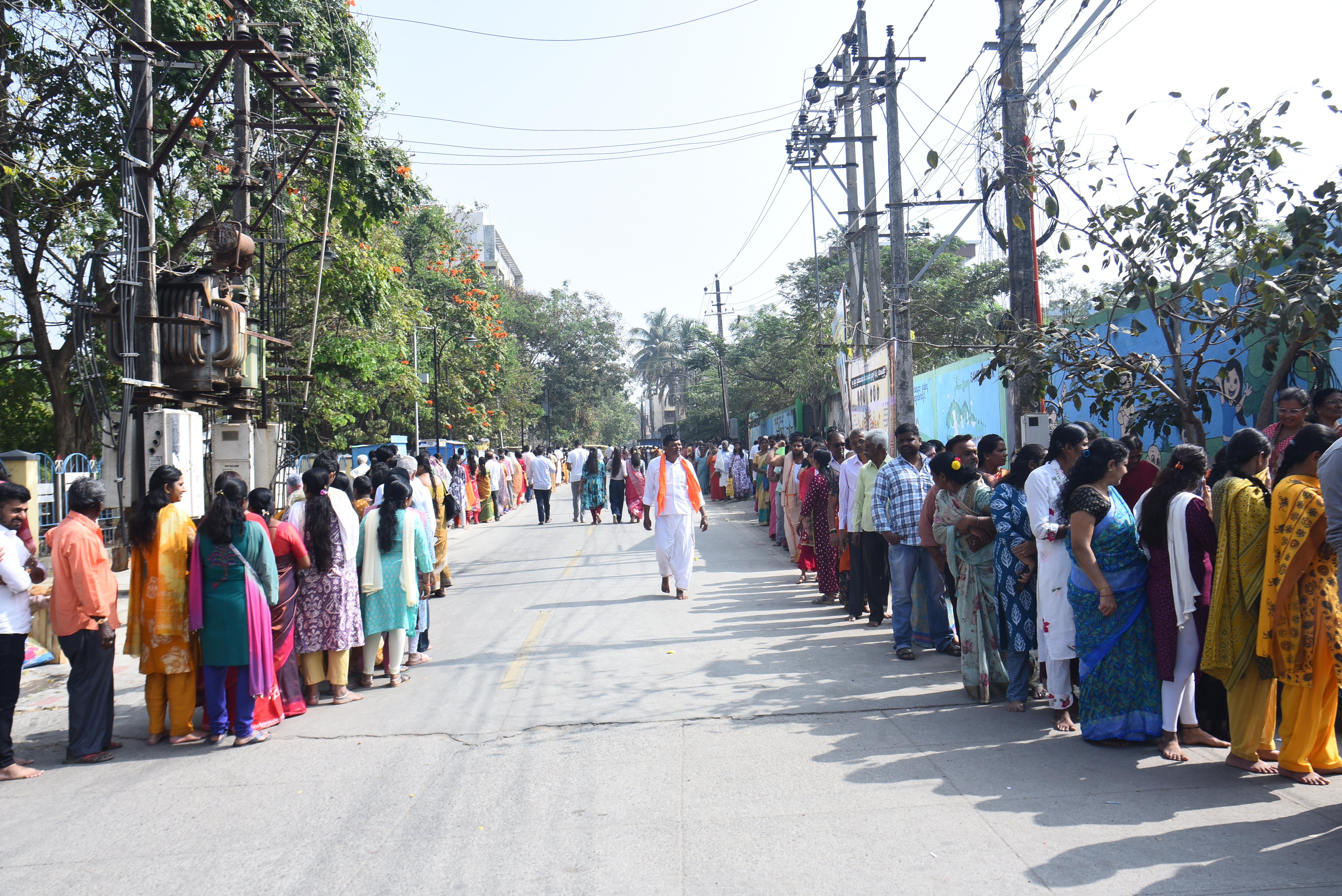 ದಾವಣಗೆರೆಯ ಎಂಸಿಸಿ ‘ಬಿ’ ಬ್ಲಾಕ್‌ನ ಲಕ್ಷ್ಮಿ ವೆಂಕಟೇಶ್ವರಸ್ವಾಮಿ ದೇವಸ್ಥಾನದಲ್ಲಿ ಮಂಗಳವಾರ ದೇವರ ದರ್ಶನಕ್ಕೆ ಸರತಿ ಸಾಲಿನಲ್ಲಿ ಸಾಗಿದ ಭಕ್ತರು