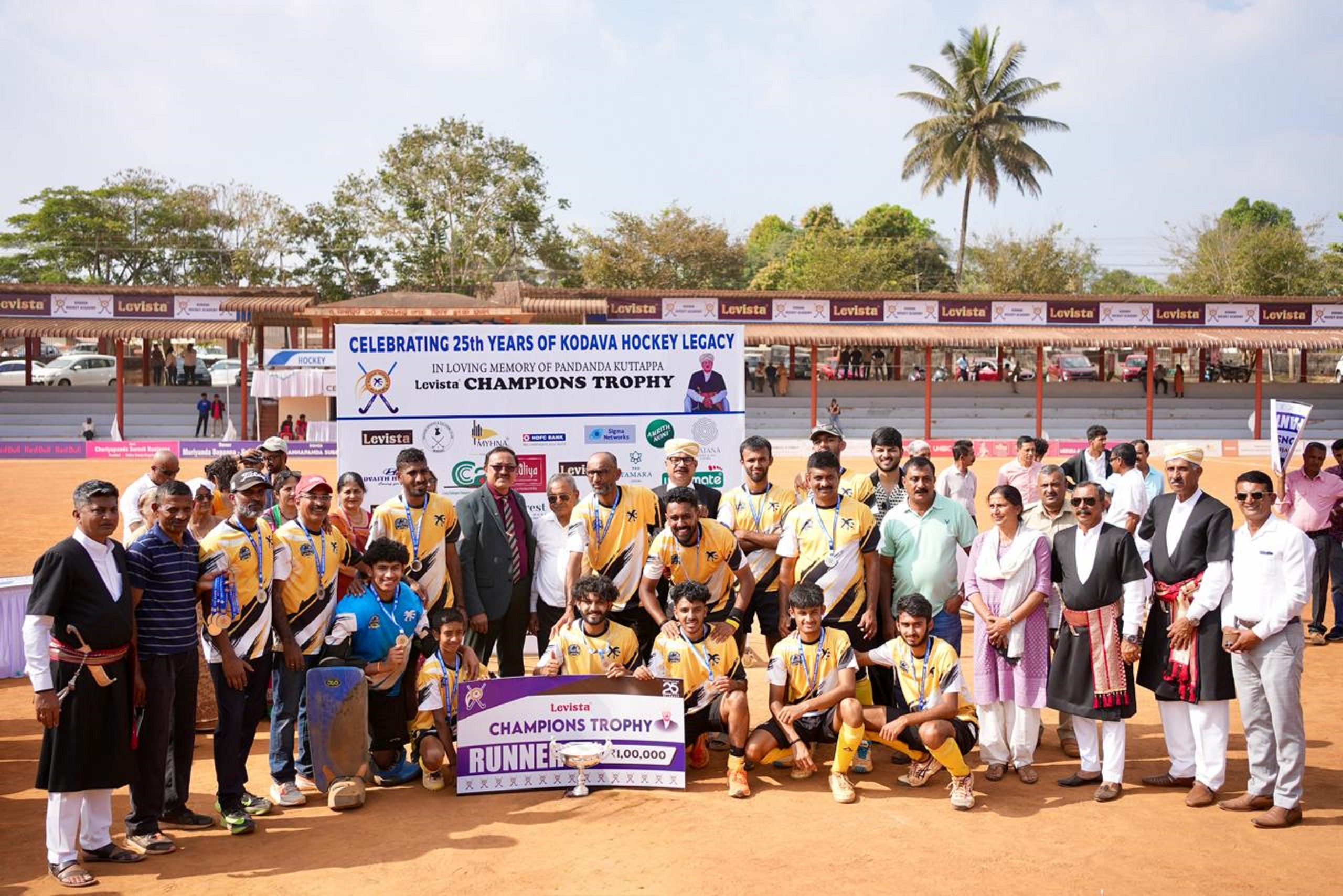 ಮಡಿಕೇರಿ ತಾಲ್ಲೂಕಿನ ಮೂರ್ನಾಡು ಗ್ರಾಮದಲ್ಲಿ ಮಂಗಳವಾರ ನಡೆದ ಲೆವಿಸ್ಟಾ ಕೊಡವ ಕೌಟುಂಬಿಕ ಹಾಕಿ ಚಾಂಪಿಯನ್ಸ್ ಟ್ರೋಫಿಯಲ್ಲಿ ದ್ವಿತೀಯ ಸ್ಥಾನ ಪಡೆದ ಕುಲ್ಲೇಟಿರ ತಂಡ