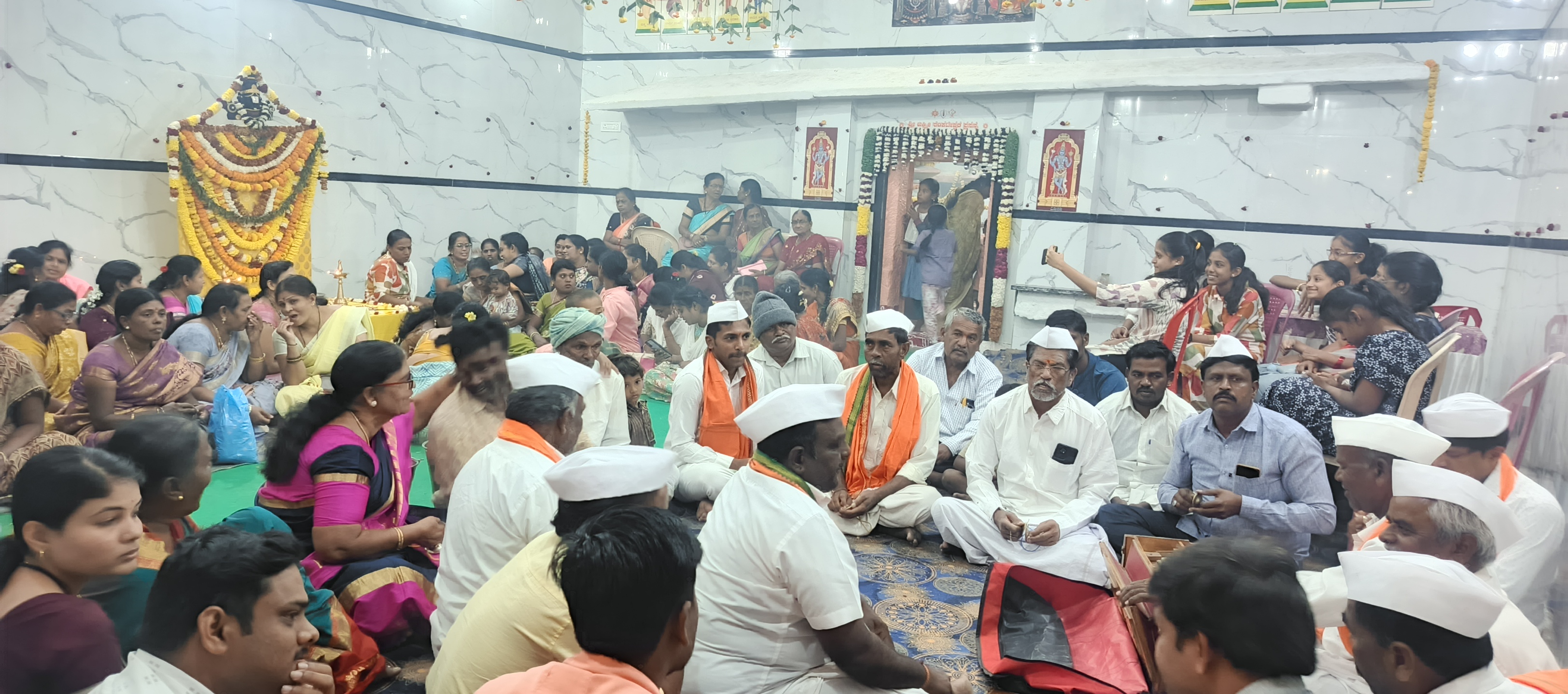 ತಾವರಗೇರಾ ಪಟ್ಟಣದ ಲಕ್ಷ್ಮಿ ವೆಂಕಟೇಶ್ವರ ದೇವಸ್ಥಾನದಲ್ಲಿ ಮಂಗಳವಾರ ವೈಕುಂಠ ಏಕಾದಶಿ ಪ್ರಯುಕ್ತ ಭಕ್ತರಿಂದ ಭಜನೆ ನಡೆಯಿತು