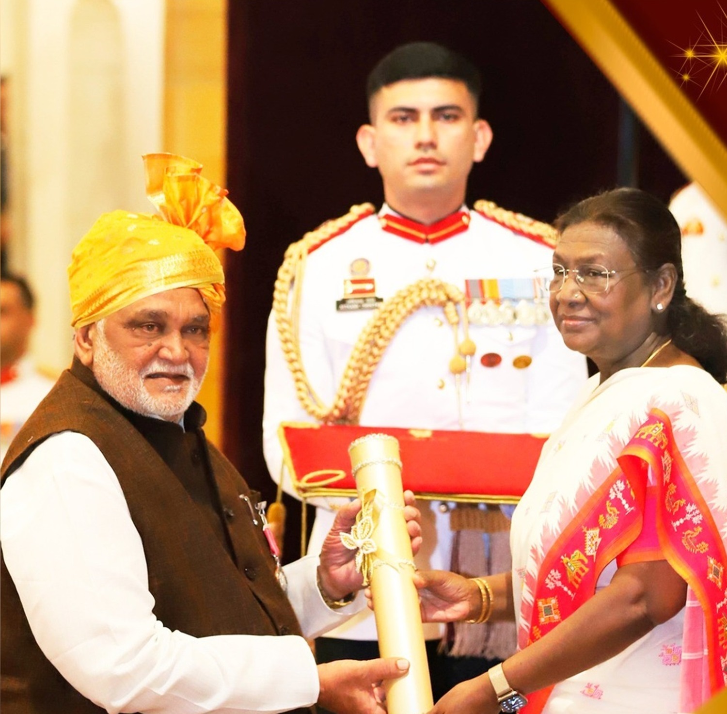 ಸಾಹಸ ನಿರ್ದೇಶಕ ಹಾಸನ ರಘು ಅವರು ರಾಷ್ಟ್ರಪತಿ ದ್ರೌಪದಿ ಮುರ್ಮು ಅವರಿಂದ ಭಾರತ ಸರ್ಕಾರದ ಪ್ರತಿಷ್ಠಿತ ಪದ್ಮಶ್ರೀ ಪ್ರಶಸ್ತಿ ಸ್ವೀಕರಿಸಿದ ಕ್ಷಣ