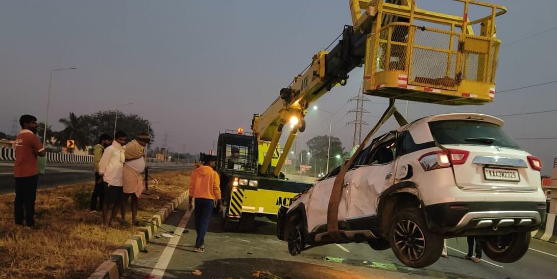 ದೊಡ್ಡಬಳ್ಳಾಪುರ ದಾಬಸ್‌ಪೇಟೆ ರಾಷ್ಟ್ರೀಯ ಹೆದ್ದಾರಿಯಲ್ಲಿ ಅಪಘಾತಕ್ಕೆ ಒಳಗಾಗಿದ್ದ ಕಾರು