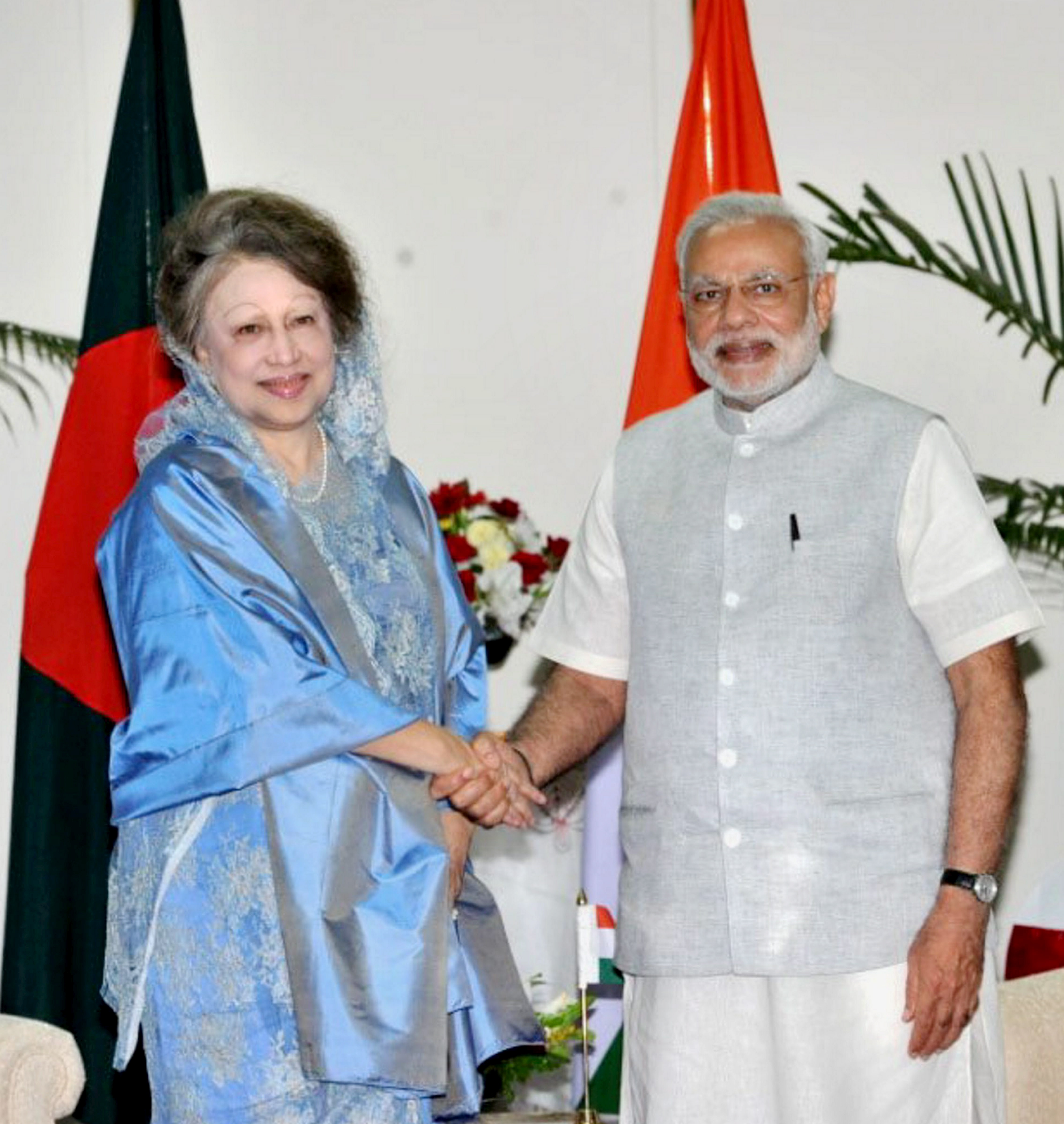 ಢಾಕಾದಲ್ಲಿ 2015ರಲ್ಲಿ ಖಾಲಿದಾ ಜಿಯಾ ಮತ್ತು ಪ್ರಧಾನಿ ನರೇಂದ್ರ ಮೋದಿ ಭೇಟಿಯಾದ ಕ್ಷಣ 