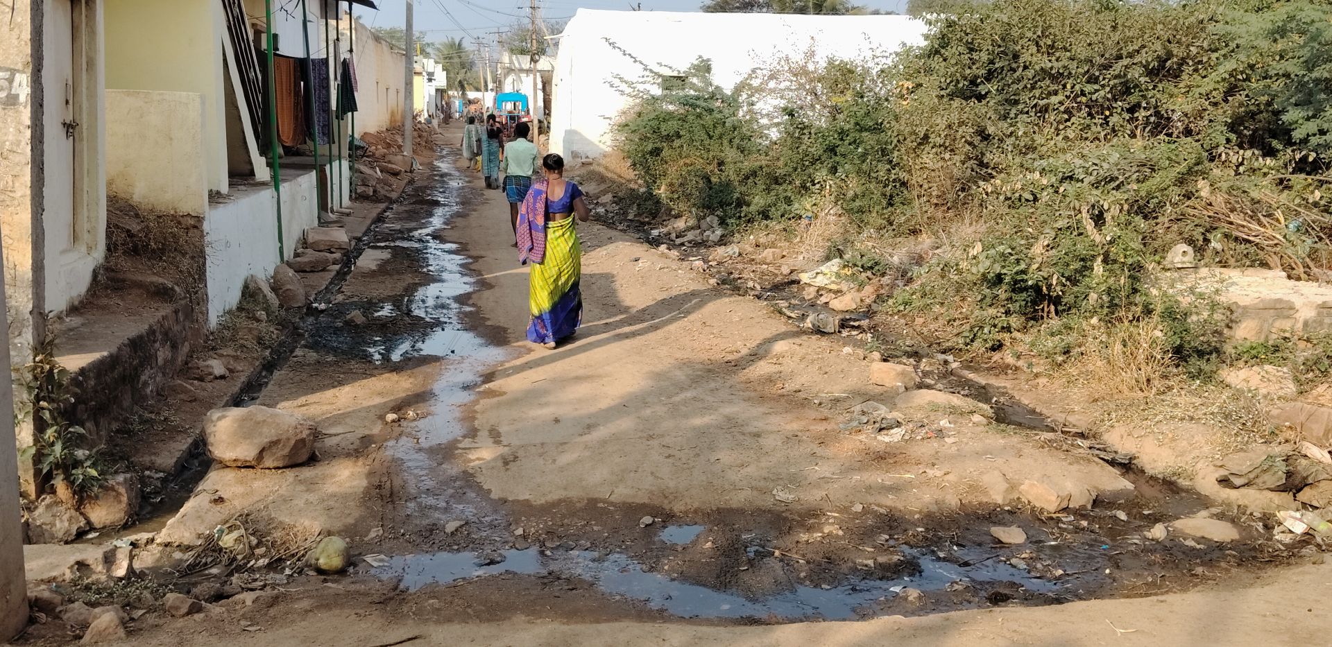 ಗಜೇಂದ್ರಗಡ ಸಮೀಪದ ಲಕ್ಕಲಕಟ್ಟಿ ಗ್ರಾಮದ ಸರ್ಕಾರಿ ಪ್ರಾಥಮಿಕ ಶಾಲೆಯಿಂದ ದಿಂಡೂರು ರಸ್ತೆಗೆ ಸಂಪರ್ಕಿಸುವ ರಸ್ತೆ ಮೇಲೆ ಚರಂಡಿ ನೀರು ಹರಿಯುತ್ತಿರುವುದು