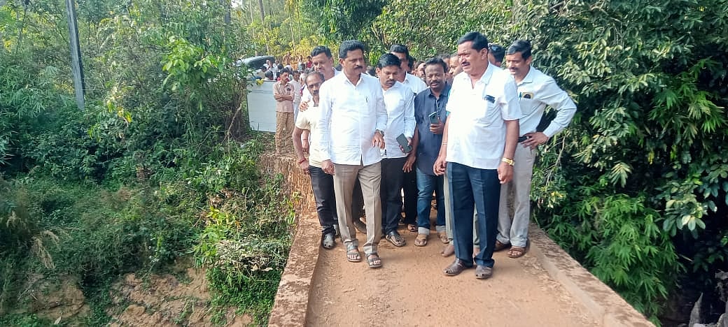 ಸಂಸದರು ಅತಿಕ್ರಮಣದಾರರ ಪರ ಸಂಸತ್ತಿನಲ್ಲಿ ಧ್ವನಿ ಎತ್ತಲಿ