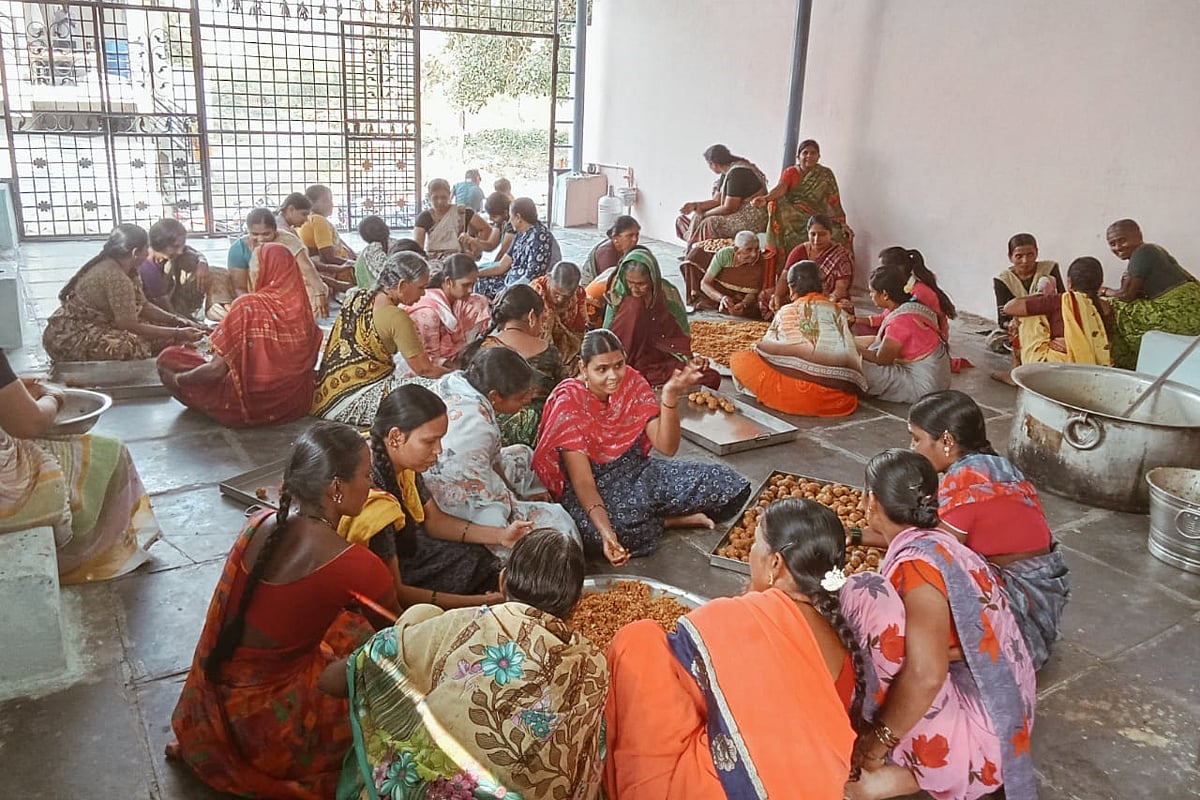 ಕೊಪ್ಪಳ ಜಾತ್ರೆ: ಮೂರು ಕ್ವಿಂಟಲ್‌ ಲಡ್ಡು ತಯಾರಿಸಿದ ಮಹಿಳೆಯರು