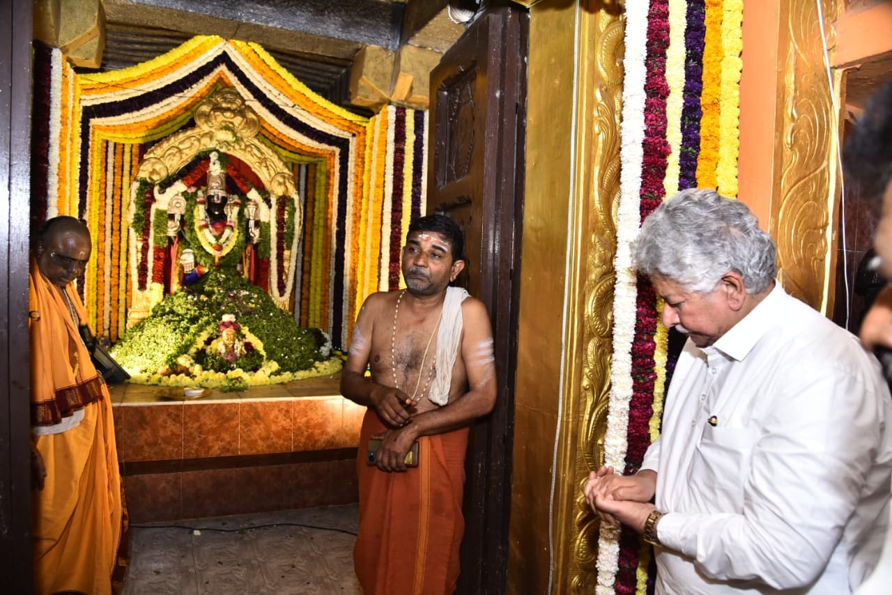 ಹೊಸಪೇಟೆಯ ವಡಕರಾಯ ದೇವಸ್ಥಾನದಲ್ಲಿರುವ ವೆಂಕಟೇಶ್ವರ ಸ್ವಾಮಿಗೆ ಶಾಸಕ ಎಚ್.ಆರ್‌. ಗವಿಯಪ್ಪ ಪ್ರಾರ್ಥನೆ ಸಲ್ಲಿಸಿದರು