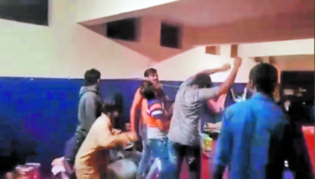 ಪರಪ್ಪನ ಅಗ್ರಹಾರ ಕೇಂದ್ರ ಕಾರಾಗೃಹದಲ್ಲಿ ಮದ್ಯ ಕುಡಿದು ನೃತ್ಯ ಮಾಡುತ್ತಿರುವ ಕೈದಿಗಳು.