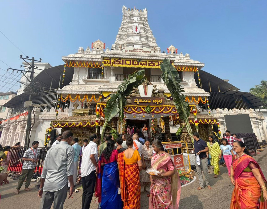 ವೈಕುಂಠ ಏಕಾದಶಿ ಪ್ರಯುಕ್ತ ಹೂವುಗಳಿಂದ ಅಲಂಕೃತಗೊಂಡ  ಡೊಂಗರಕೇರಿ ವೆಂಕಟರಮಣ ದೇವಸ್ಥಾನಕ್ಕೆ ಭಕ್ತರು ಭೇಟಿ ನೀಡಿ ದೇವರ ದರ್ಶನ ಪಡೆದರು ಪ್ರಜಾವಾಣಿ ಚಿತ್ರ