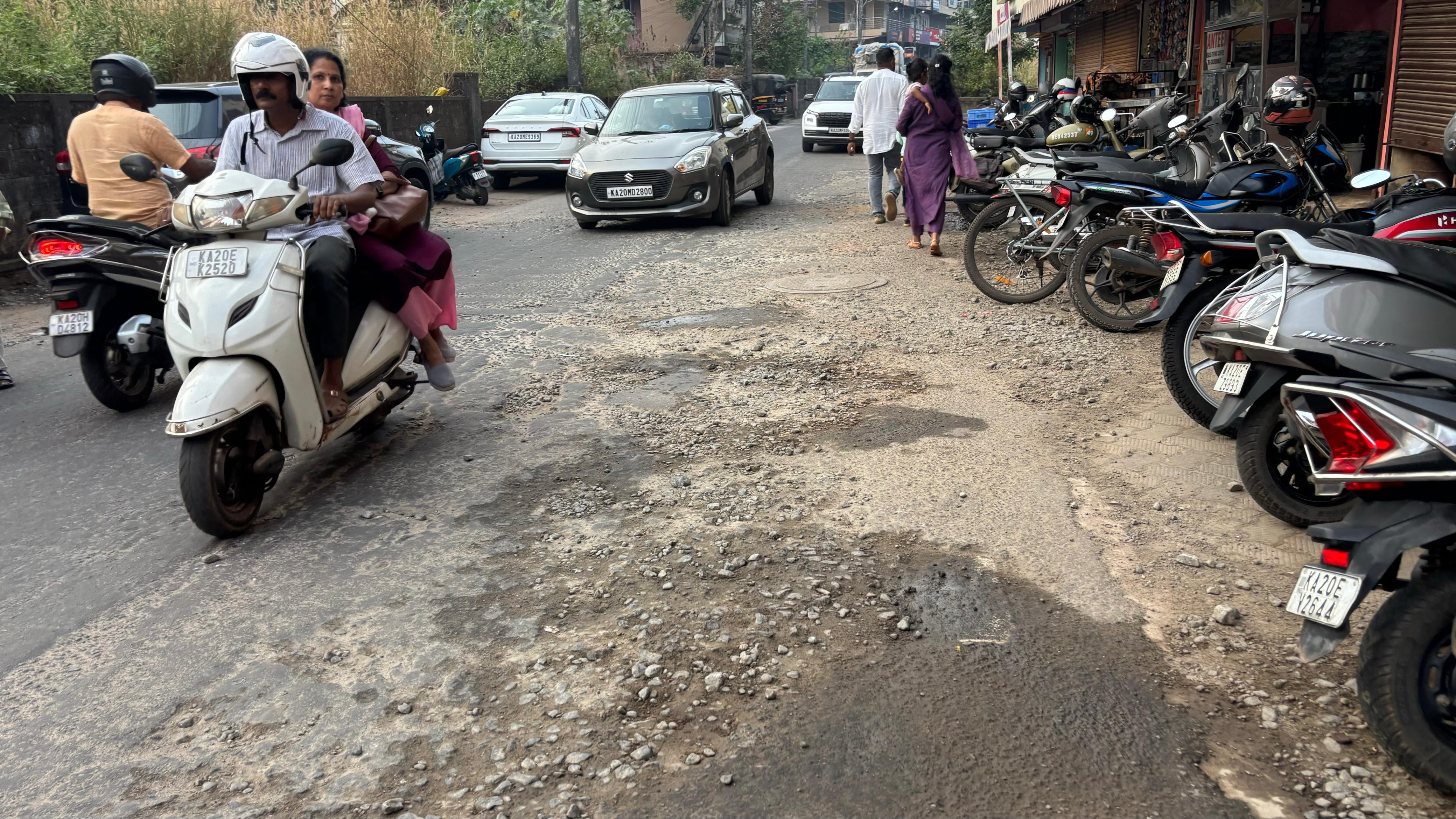 ಕೃಷ್ಣಮಠ‌ದ ಬಳಿಯ ರಸ್ತೆಯೊಂದರ ಡಾಂಬರು ಕಿತ್ತು ಹೋಗಿರುವುದು