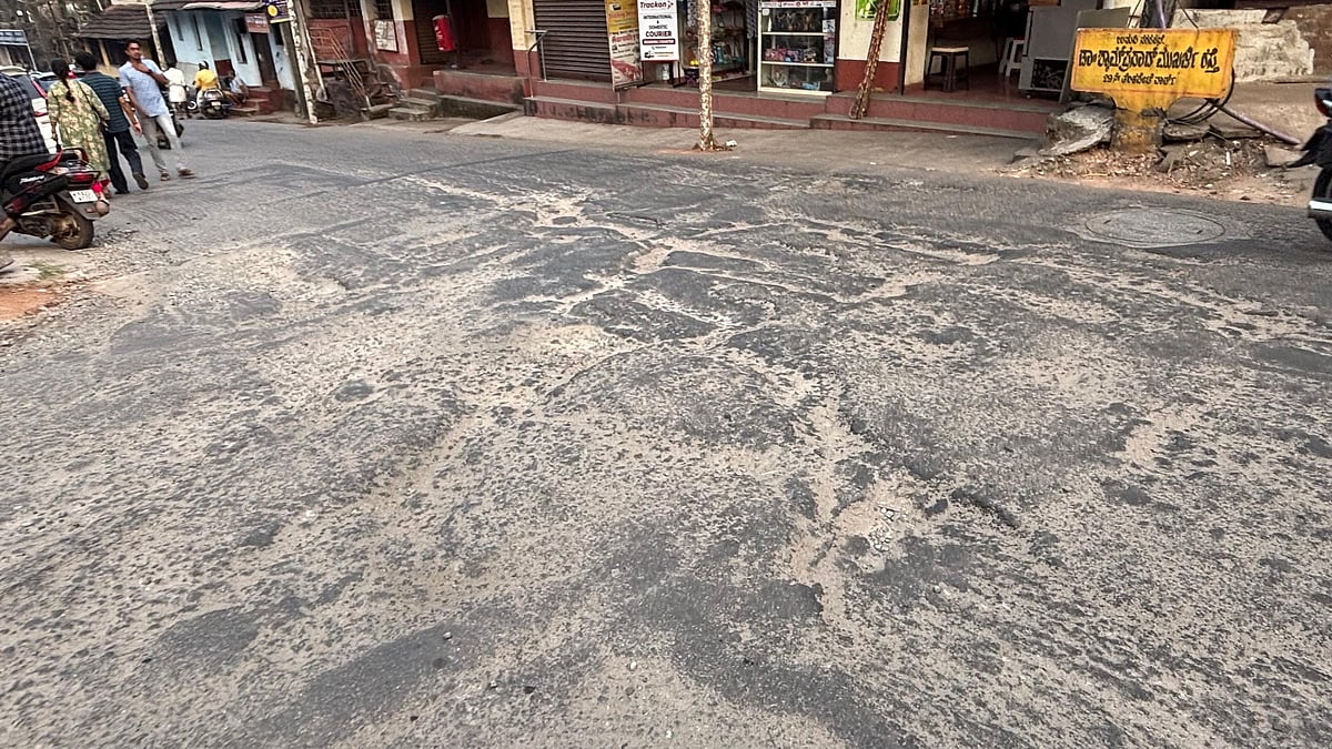 ದುರಸ್ತಿ ಕಾಣದೆ ಹದಗೆಟ್ಟಿವೆ ಉಡುಪಿ ರಸ್ತೆಗಳು: ವಾಹನ ಸವಾರರಿಗೆ ನಿತ್ಯ ಸಂಕಷ್ಟ