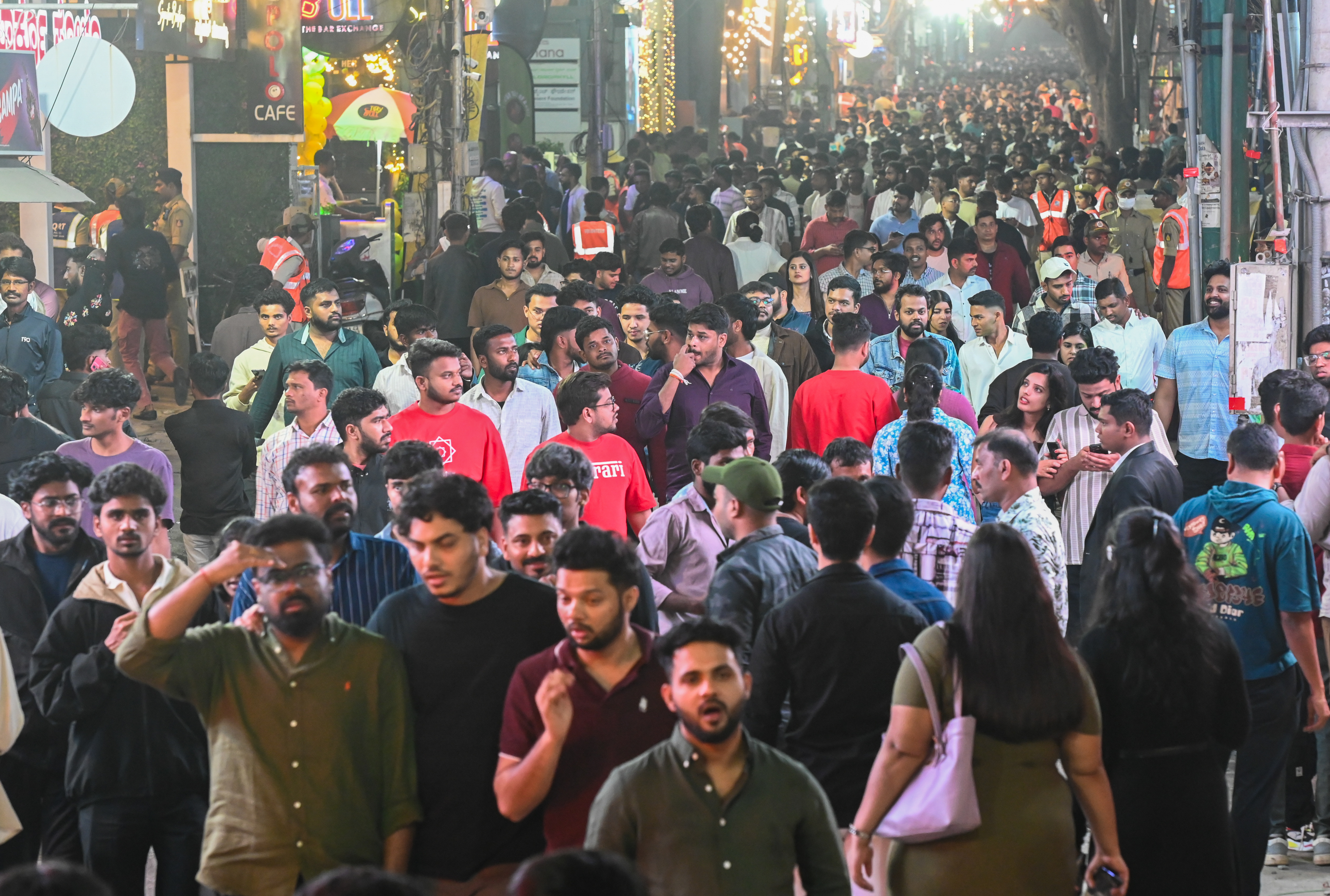 ಕೋರಮಂಗಲದಲ್ಲಿ ಹೊಸ ವರ್ಷದ ಸಂಭ್ರಮಾಚರಣೆಯಲ್ಲಿ ಕಂಡುಬಂದ ಜನಸ್ತೋಮ
ಪ್ರಜಾವಾಣಿ ಚಿತ್ರ: ಎಂ. ಎಸ್. ಮಂಜುನಾಥ್