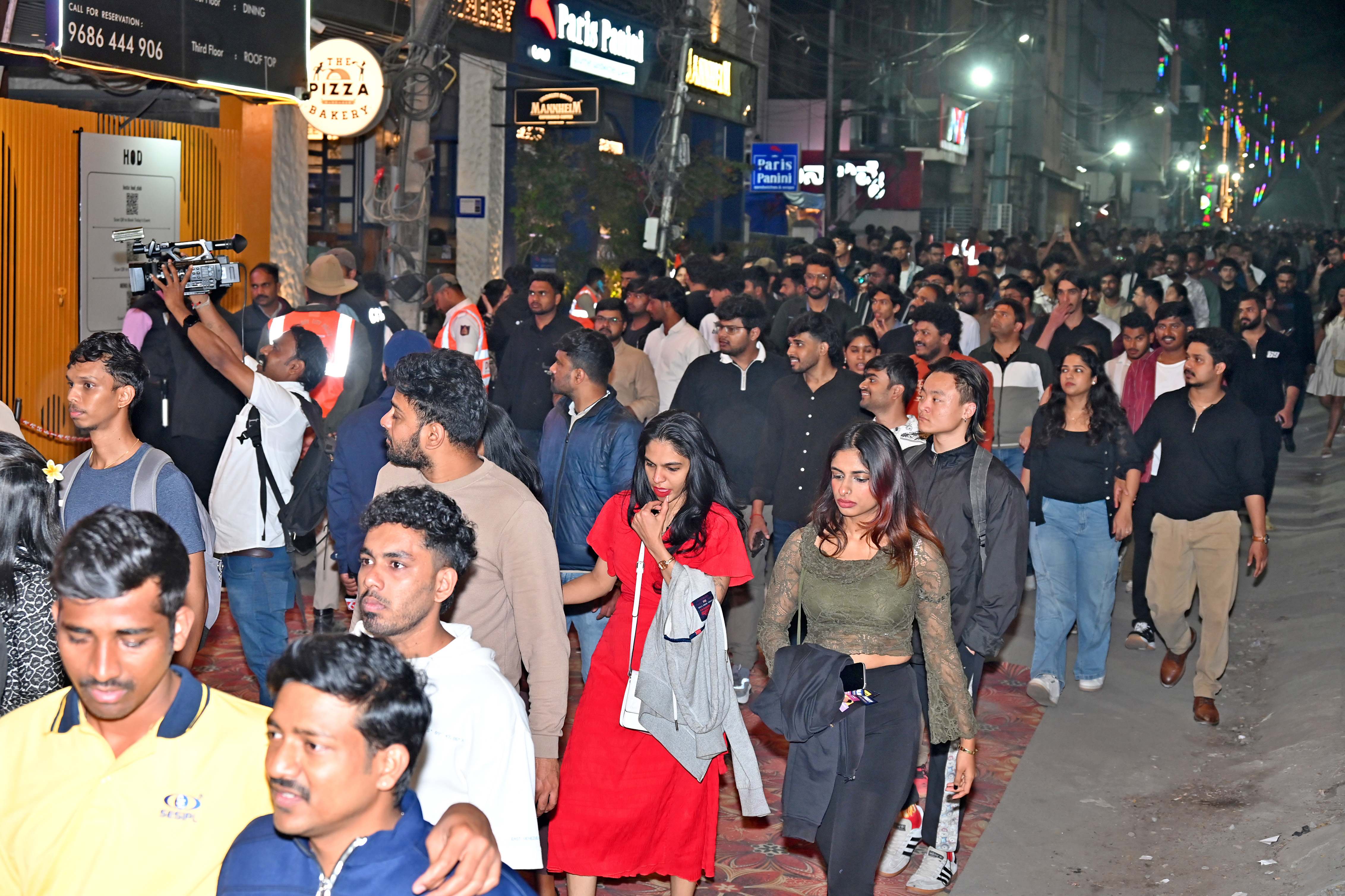 ಕೋರಮಂಗಲದಲ್ಲಿ ಯುವಕ ಯುವತಿಯರ ಸಂಭ್ರಮ 
ಪ್ರಜಾವಾಣಿ ಚಿತ್ರ/ ವಿ.ಪುಷ್ಕರ್‌ 