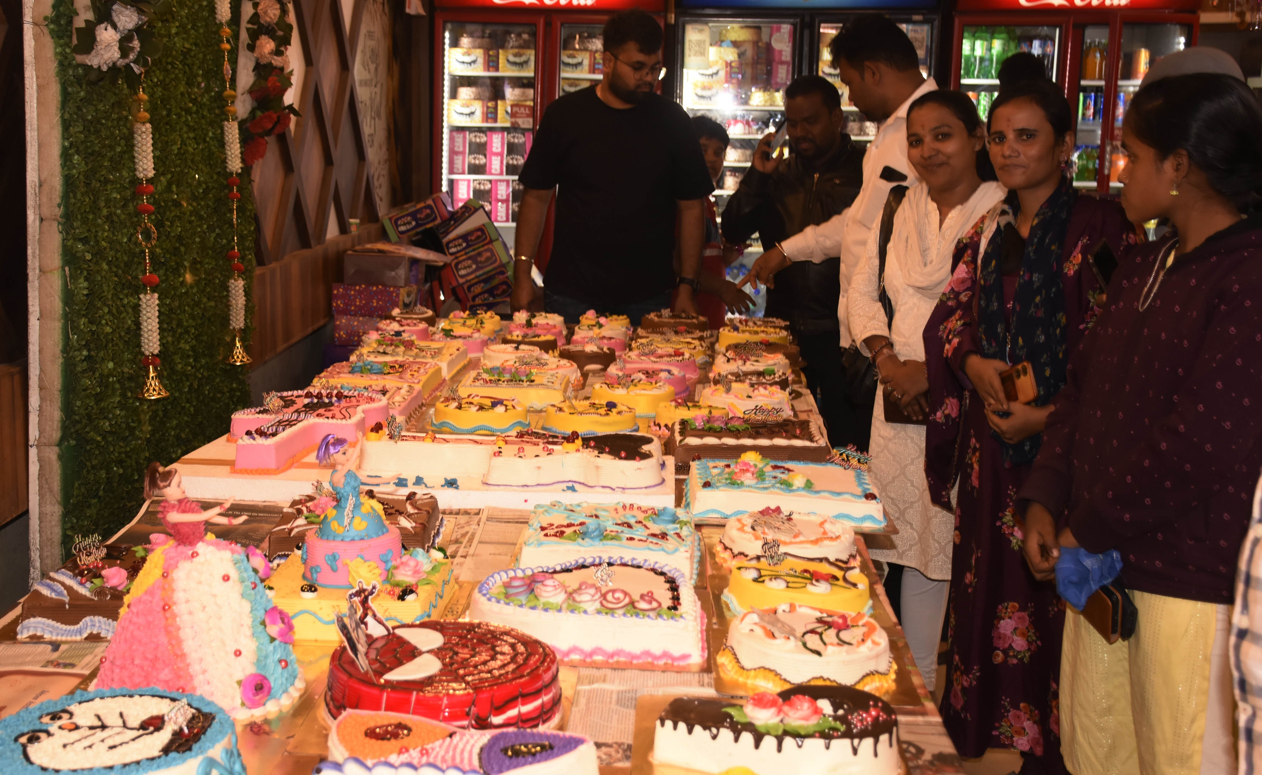 ಯಾದಗಿರಿ ನಗರದ ಬೇಕರಿಯಲ್ಲಿ ಬುಧವಾರ ಕೇಕ್‌ಗಳ ಖರೀದಿಯಲ್ಲಿ ನಿರತವಾದ ಗ್ರಾಹಕರು