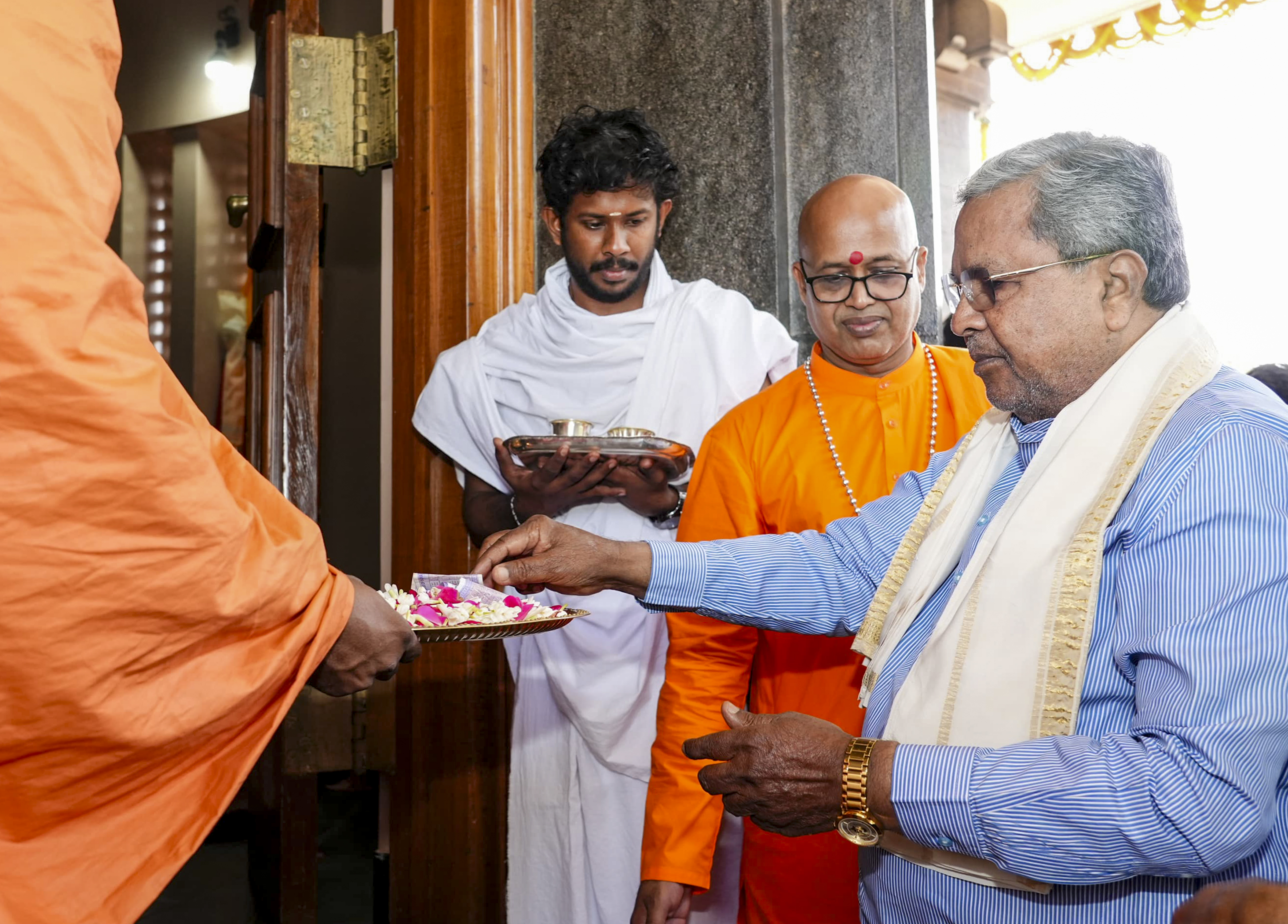 ತಿರುವನಂತಪುರ ಜಿಲ್ಲೆಯ ವರ್ಕಳದಲ್ಲಿ ಬುಧವಾರ ನಡೆದ 93ನೇ ಶಿವಗಿರಿ ತೀರ್ಥಯಾತ್ರಾ ಮಹೋತ್ಸವದಲ್ಲಿ ಮುಖ್ಯಮಂತ್ರಿ ಸಿದ್ದರಾಮಯ್ಯ ಪೂಜಾ ವಿಧಿಗಳಲ್ಲಿ ಪಾಲ್ಗೊಂಡರು 