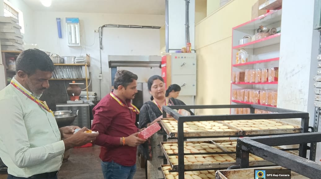 ಕಳಪೆ ಕೇಕ್! ಗೌರಿಬಿದನೂರು ಬೇಕರಿಗಳಿಗೆ ಆಹಾರ ಸುರಕ್ಷತಾ ಅಧಿಕಾರಿ ದಿಢೀರ್ ಭೇಟಿ