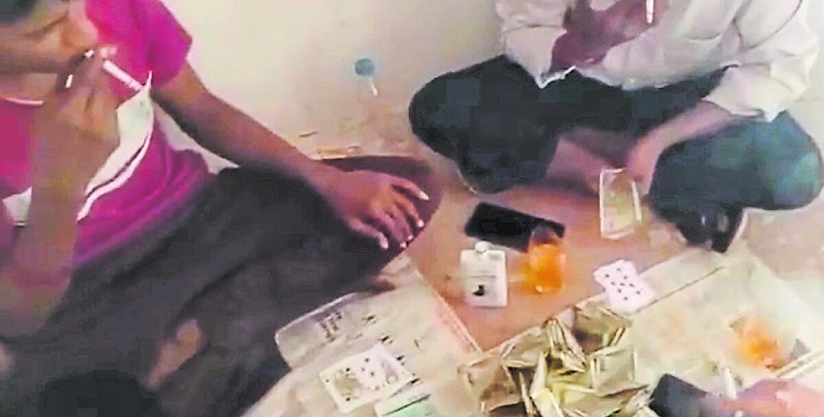 ಕಲಬುರಗಿ ಕೇಂದ್ರ ಕಾರಾಗೃಹ: ಜೈಲಿನಲ್ಲಿ ಕೈದಿಗಳಿಗೆ ರಾಜಾತಿಥ್ಯ?