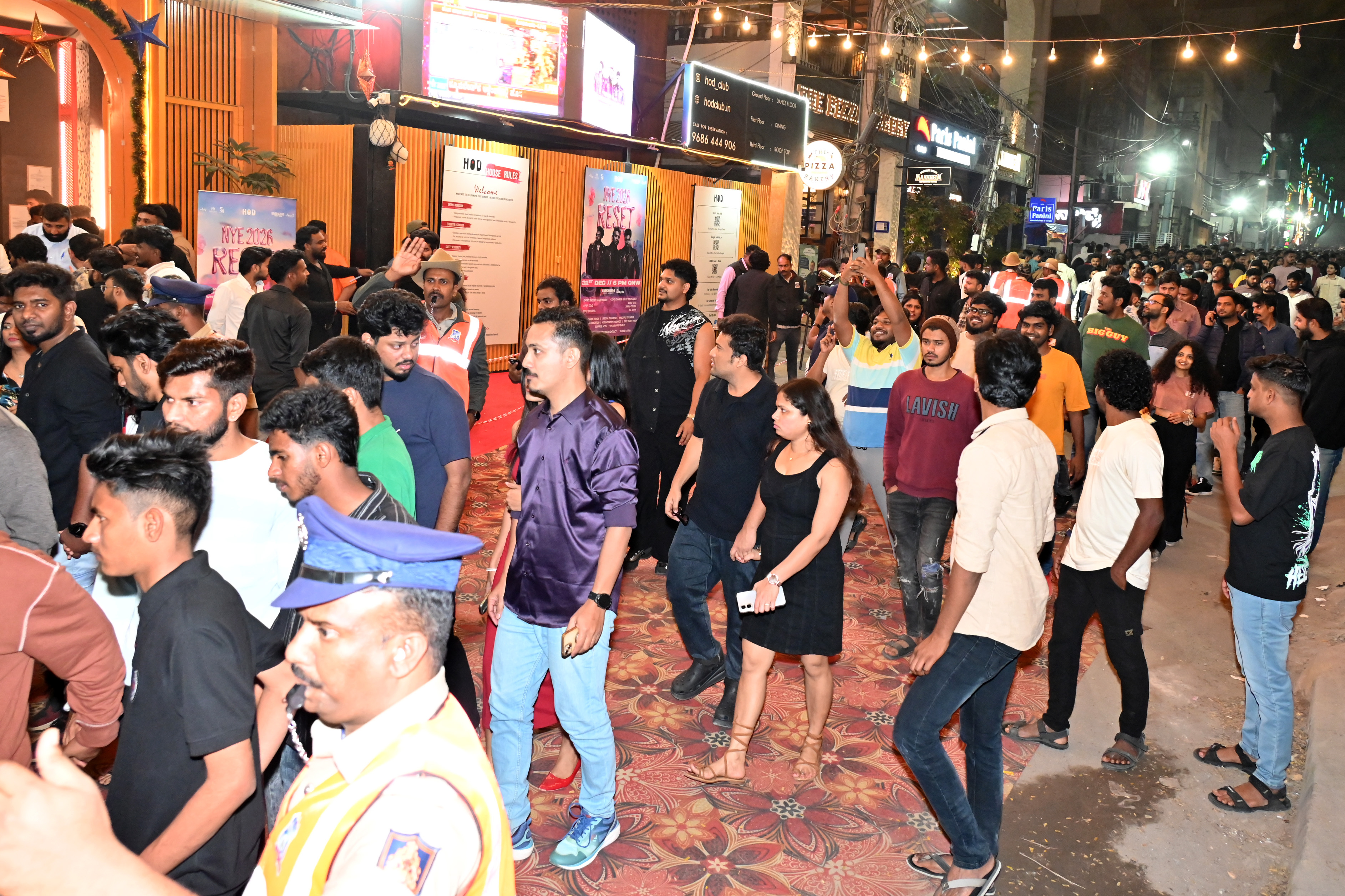 ಕೋರಮಂಗಲದಲ್ಲಿ ಯುವಕ/ಯುವತಿಯರ ಸಂಭ್ರಮ 
ಪ್ರಜಾವಾಣಿ ಚಿತ್ರ/ ವಿ.ಪುಷ್ಕರ್‌ 