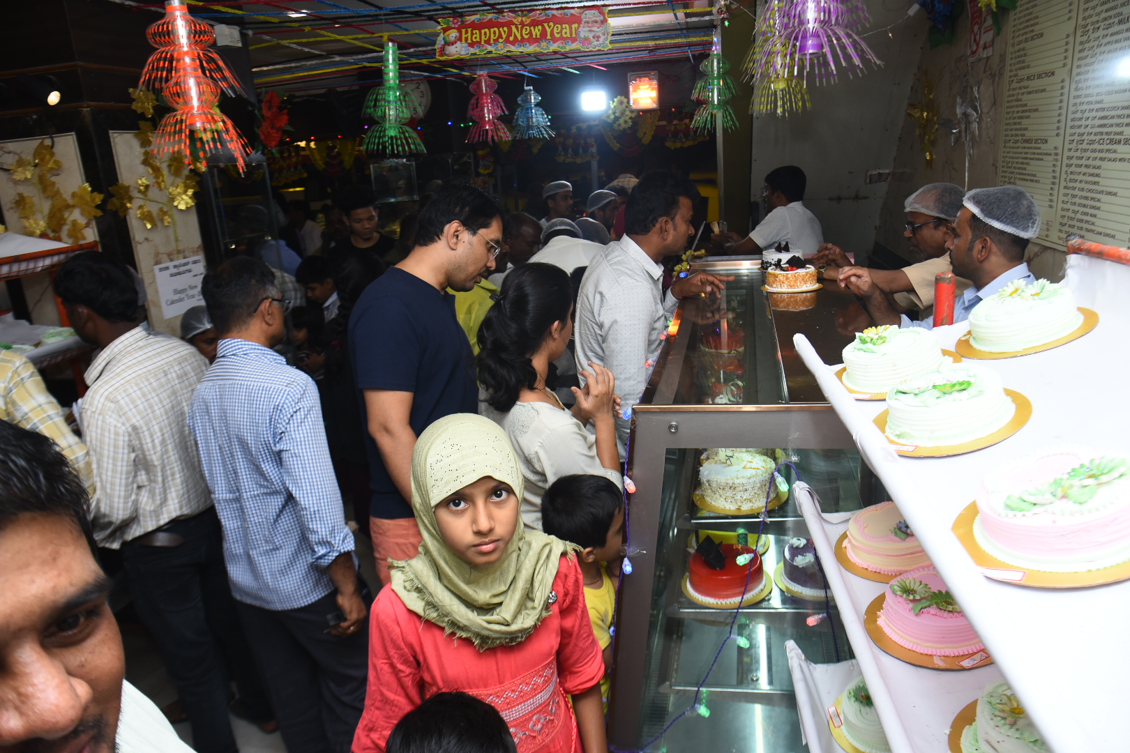 ದಾವಣಗೆರೆಯ ಆಹಾರ್‌ 2000 ಮಳಿಗೆಯಲ್ಲಿ ಹೊಸ ವರ್ಷಾಚರಣೆಗೆ ಕೇಕ್‌ ಖರೀದಿಗೆ ಮುಂದಾದ ಜನರು