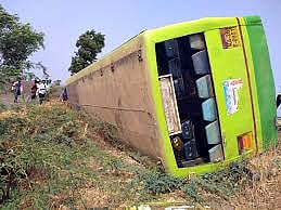 ಬಸ್ ಪಲ್ಟಿ: 12 ಮಂದಿಗೆ ಗಾಯ