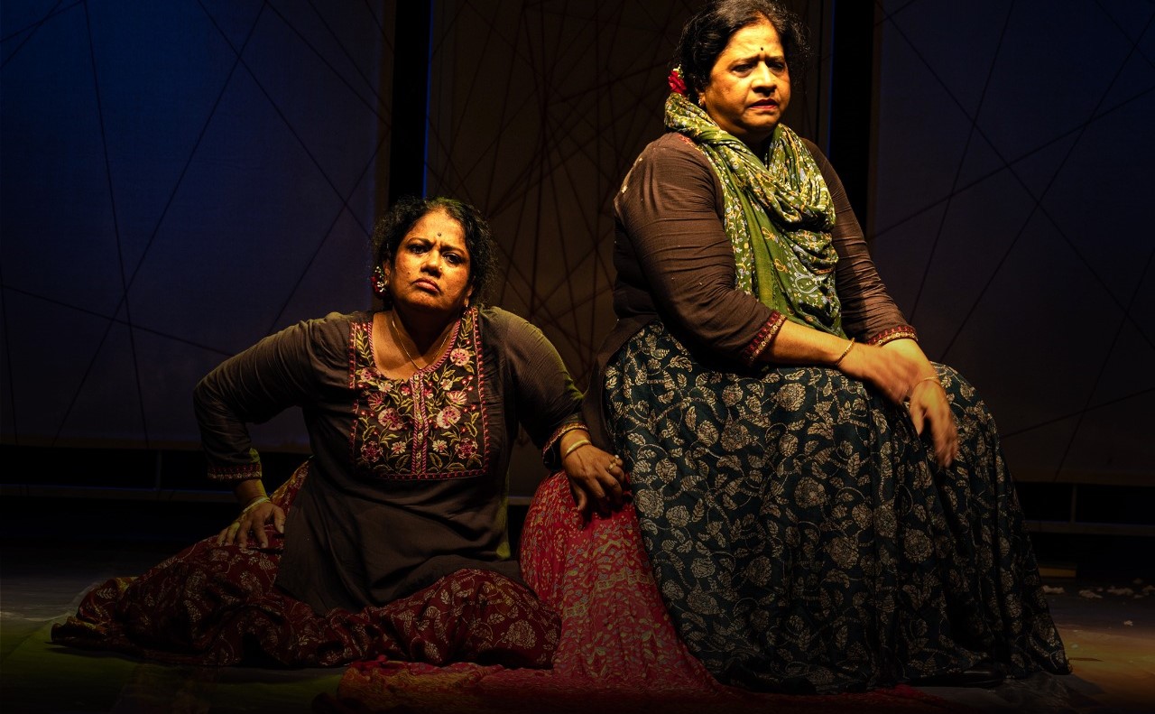 ‘ಒಮ್ಮೆ ಹೆಣ್ಣಾಗು’ ನಾಟಕದ ದೃಶ್ಯ